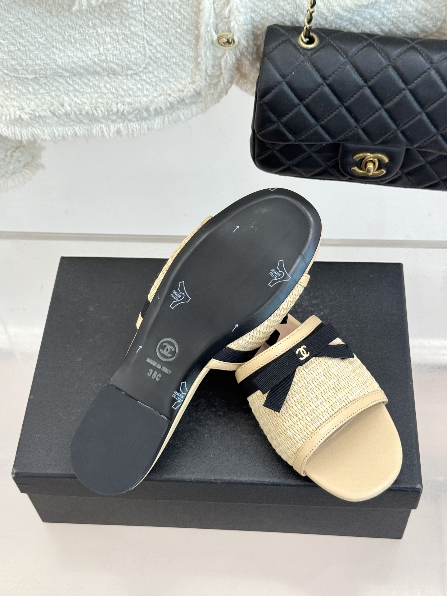 CHANE*｜小香26S双C蝴蝶结编织懒人拖鞋承袭香奈儿法式优雅精髓将慵懒与精致完美融合。细腻编织鞋面自