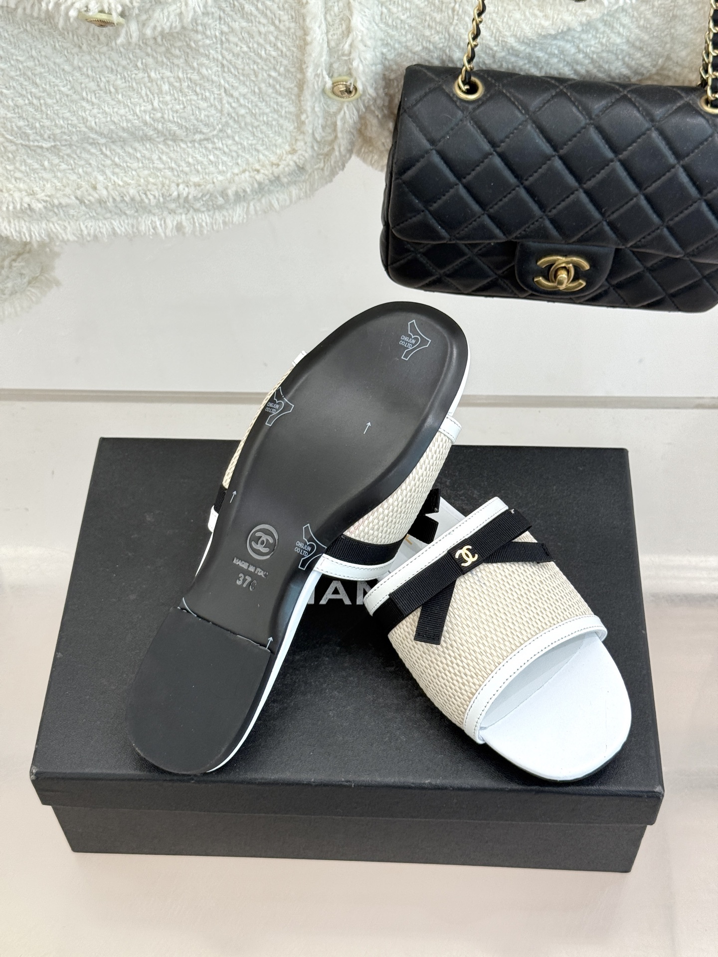 CHANE*｜小香26S双C蝴蝶结编织懒人拖鞋承袭香奈儿法式优雅精髓将慵懒与精致完美融合。细腻编织鞋面自