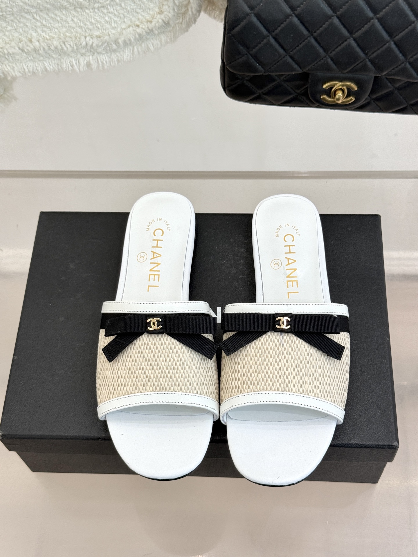 CHANE*｜小香26S双C蝴蝶结编织懒人拖鞋承袭香奈儿法式优雅精髓将慵懒与精致完美融合。细腻编织鞋面自