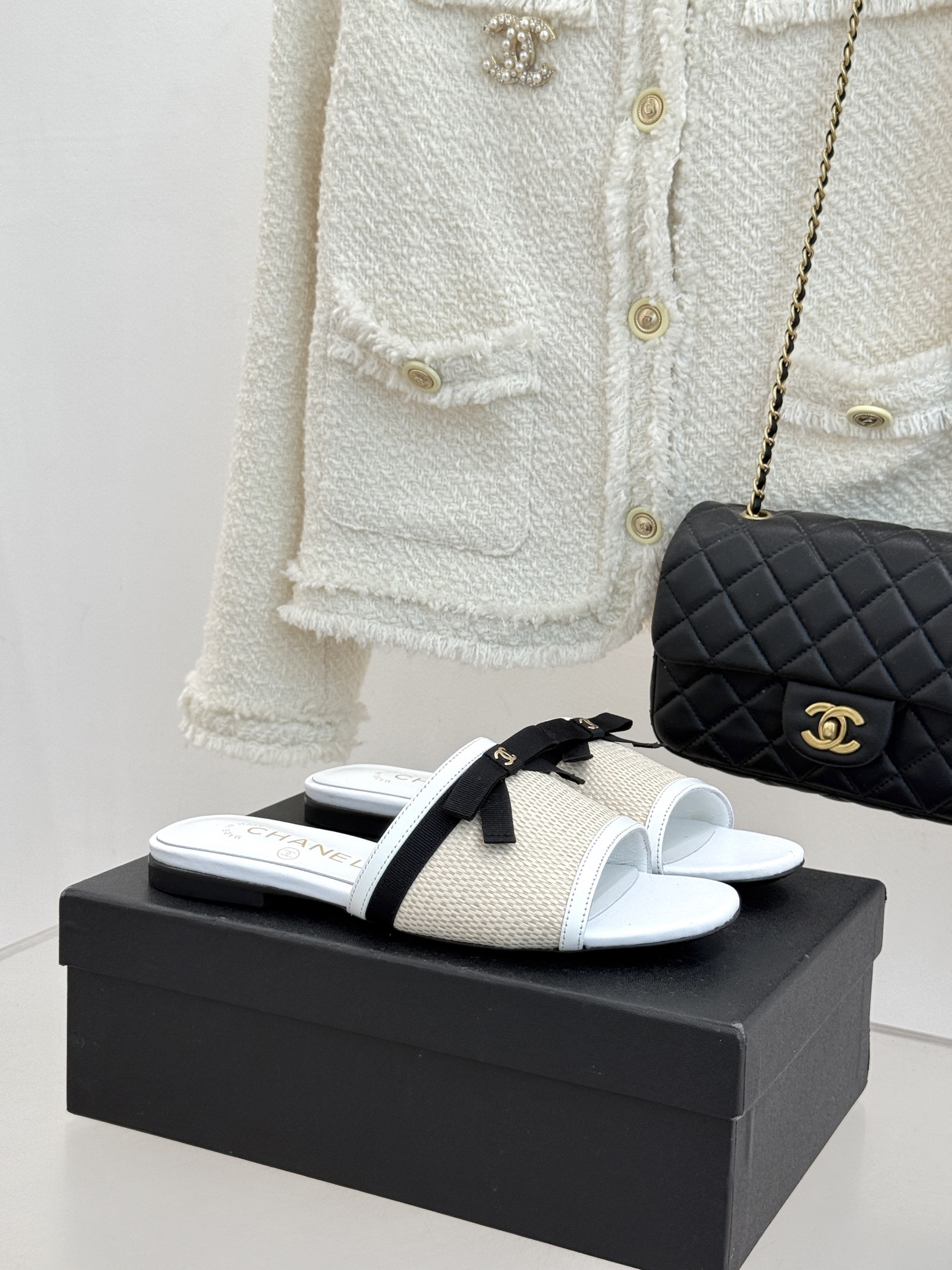 CHANE*｜小香26S双C蝴蝶结编织懒人拖鞋承袭香奈儿法式优雅精髓将慵懒与精致完美融合。细腻编织鞋面自