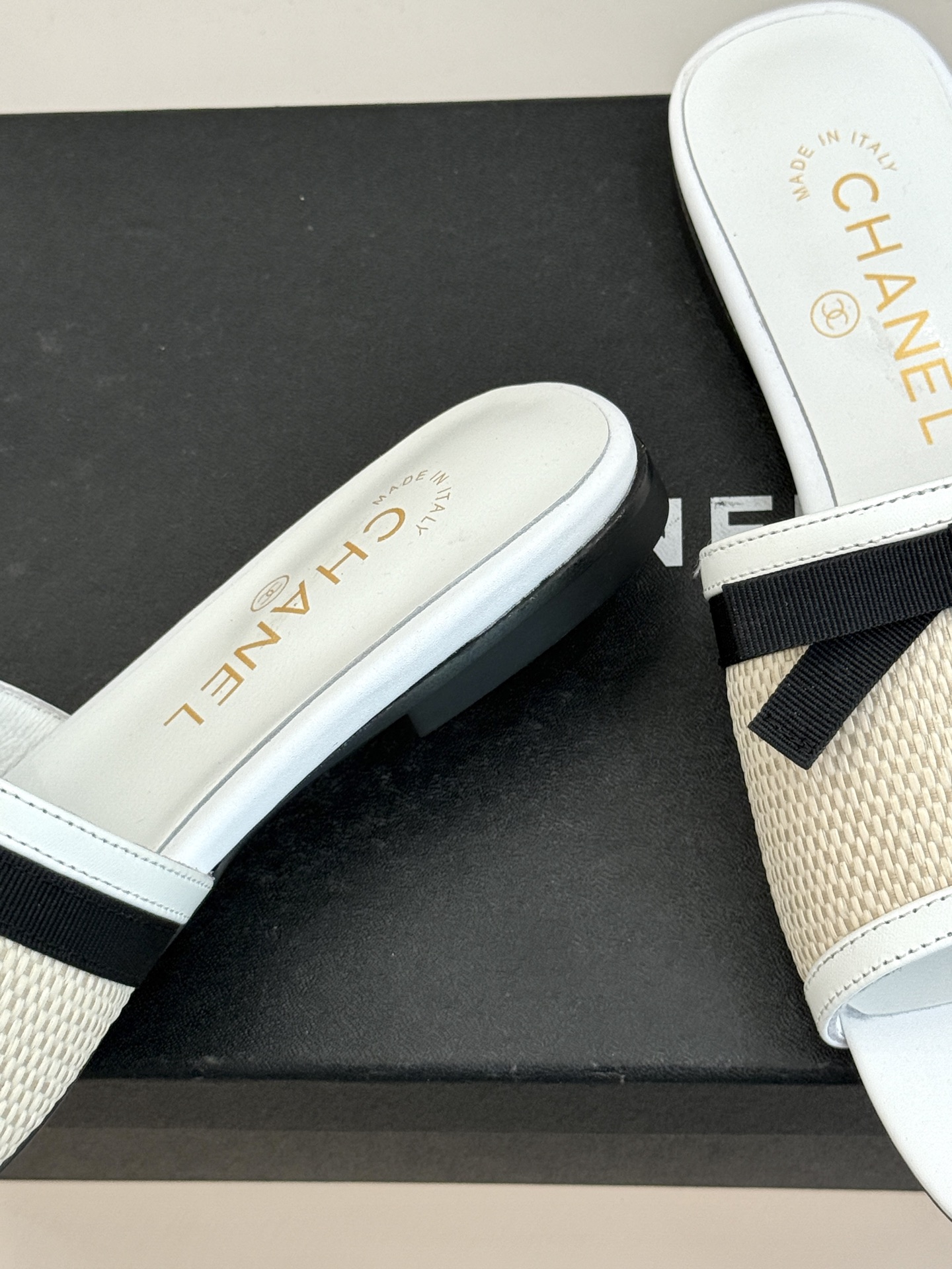 CHANE*｜小香26S双C蝴蝶结编织懒人拖鞋承袭香奈儿法式优雅精髓将慵懒与精致完美融合。细腻编织鞋面自