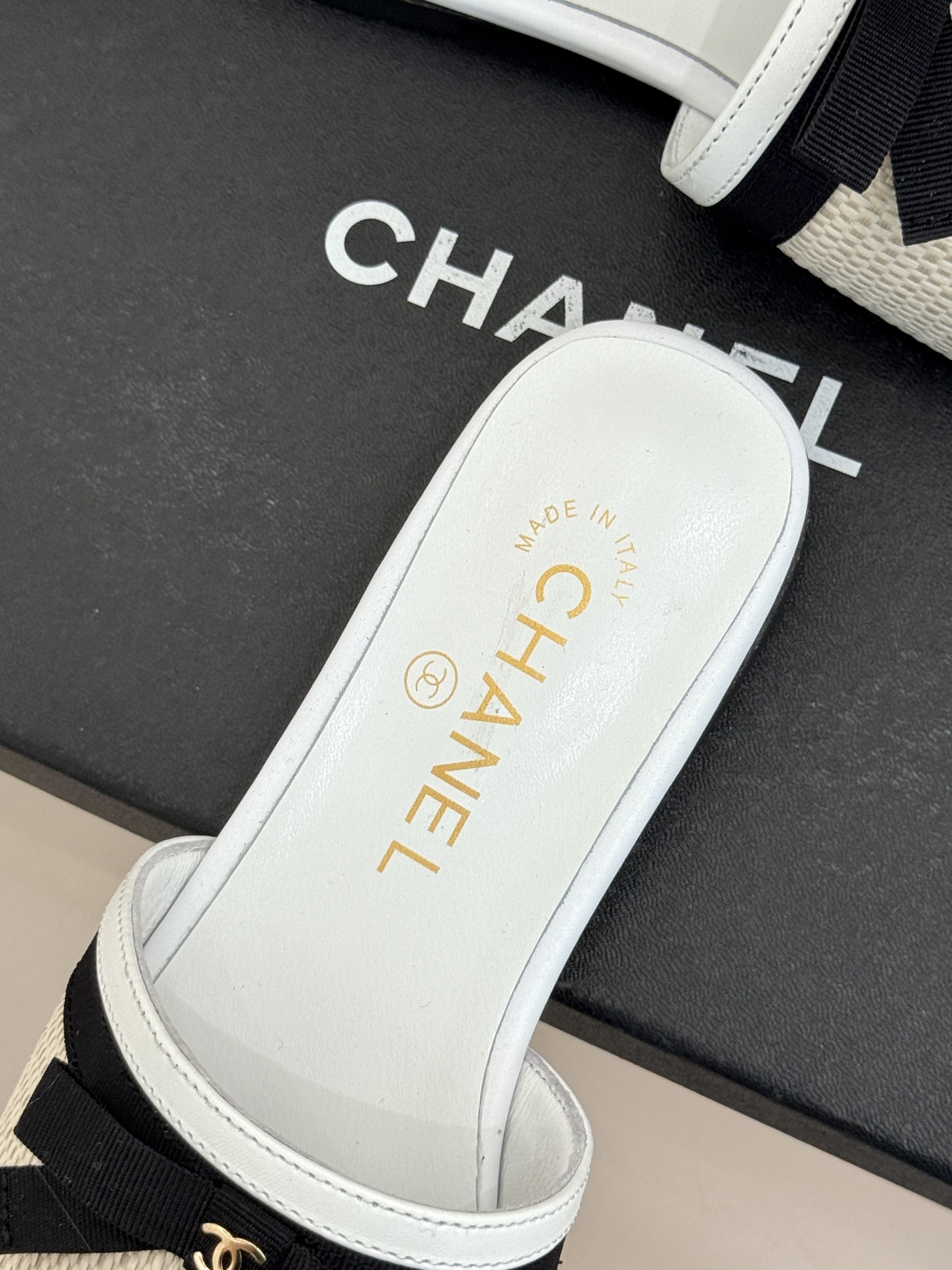 CHANE*｜小香26S双C蝴蝶结编织懒人拖鞋承袭香奈儿法式优雅精髓将慵懒与精致完美融合。细腻编织鞋面自