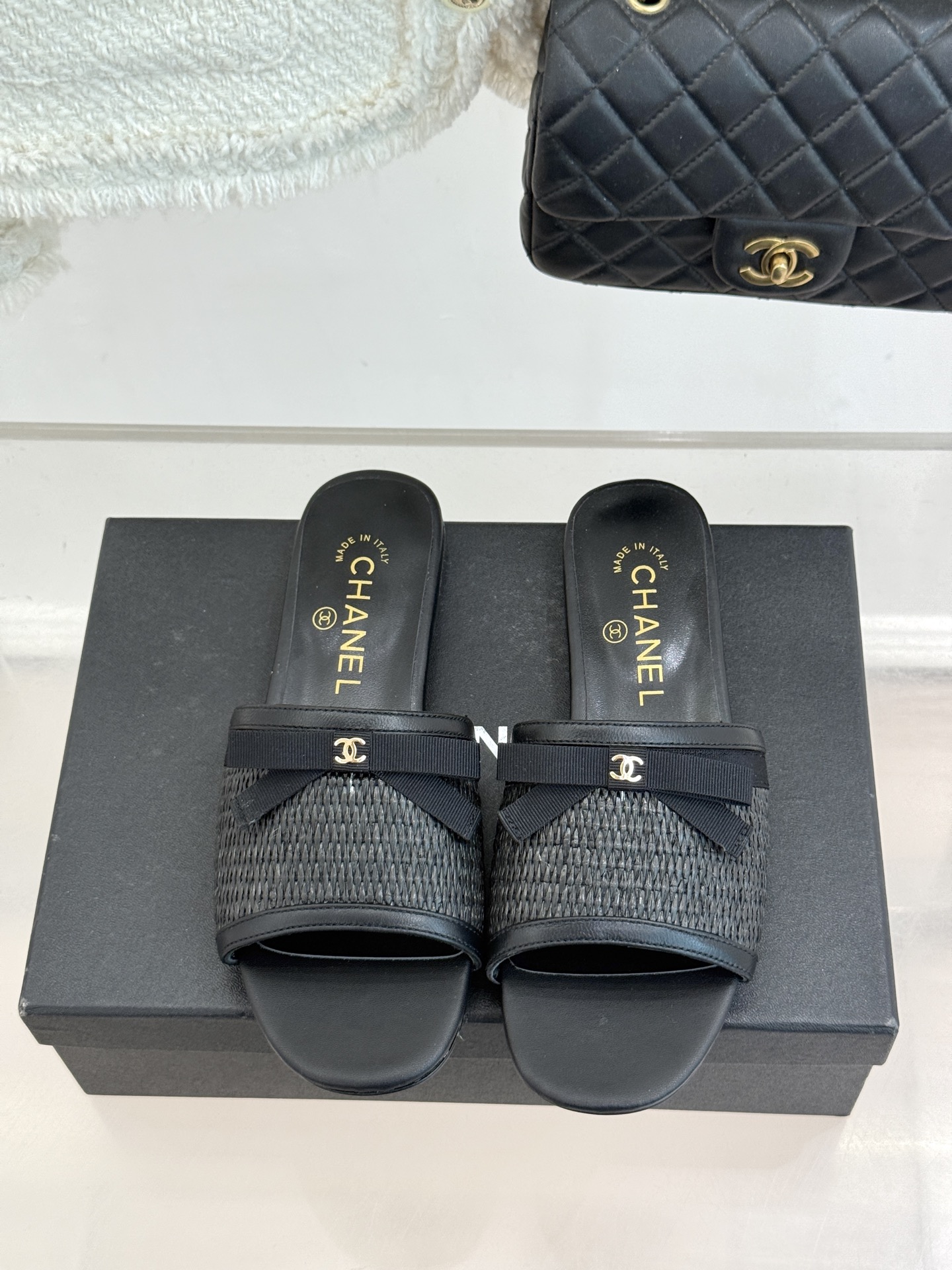 CHANE*｜小香26S双C蝴蝶结编织懒人拖鞋承袭香奈儿法式优雅精髓将慵懒与精致完美融合。细腻编织鞋面自