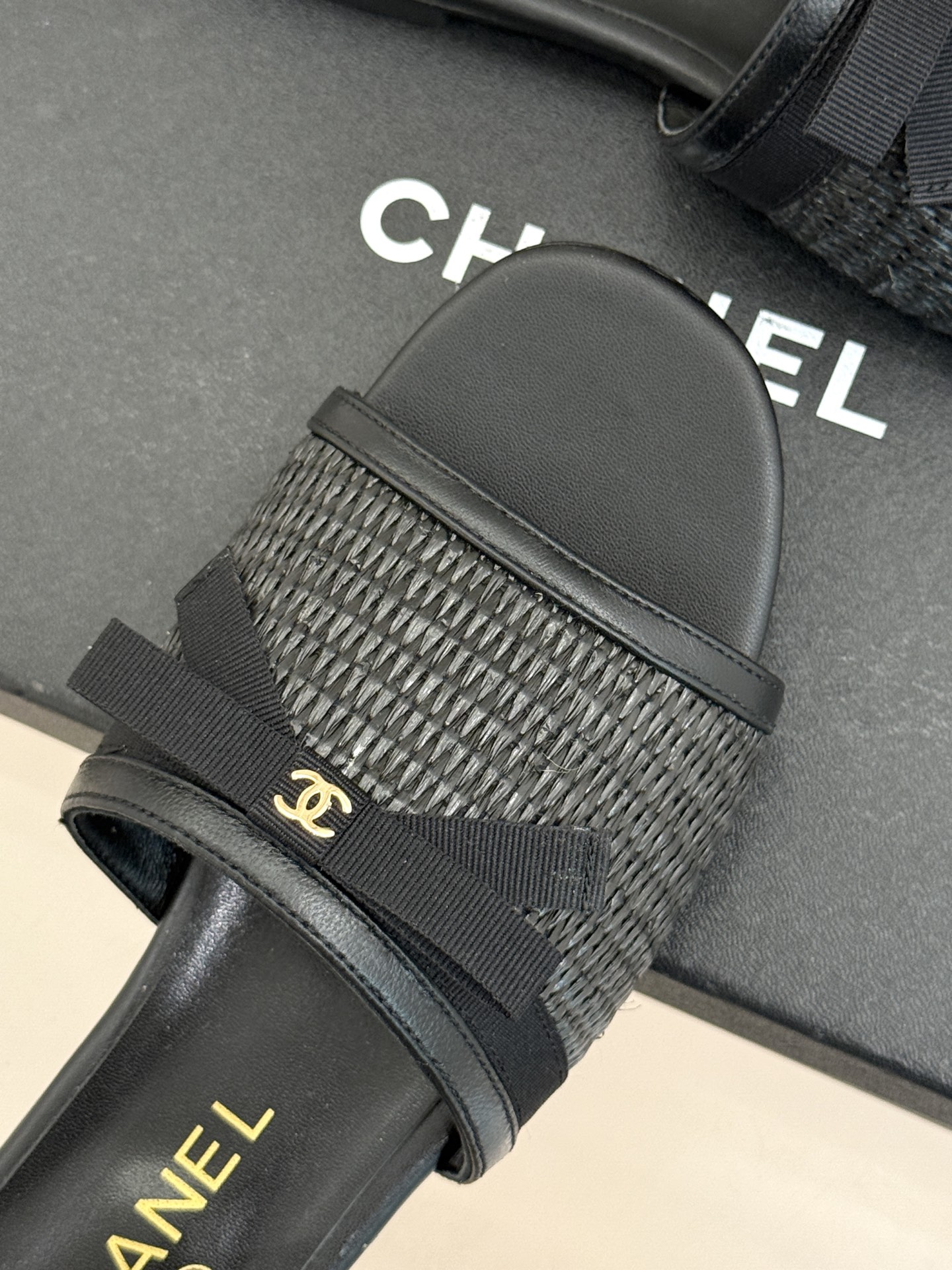 CHANE*｜小香26S双C蝴蝶结编织懒人拖鞋承袭香奈儿法式优雅精髓将慵懒与精致完美融合。细腻编织鞋面自