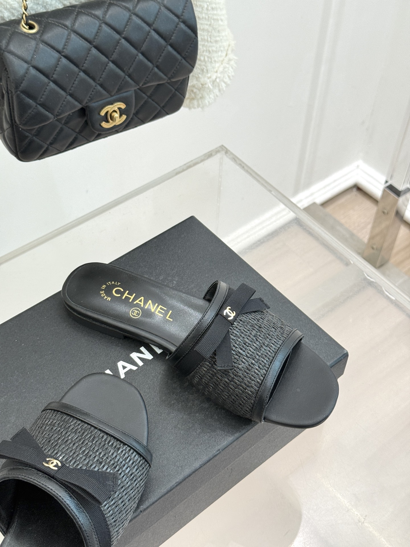 CHANE*｜小香26S双C蝴蝶结编织懒人拖鞋承袭香奈儿法式优雅精髓将慵懒与精致完美融合。细腻编织鞋面自