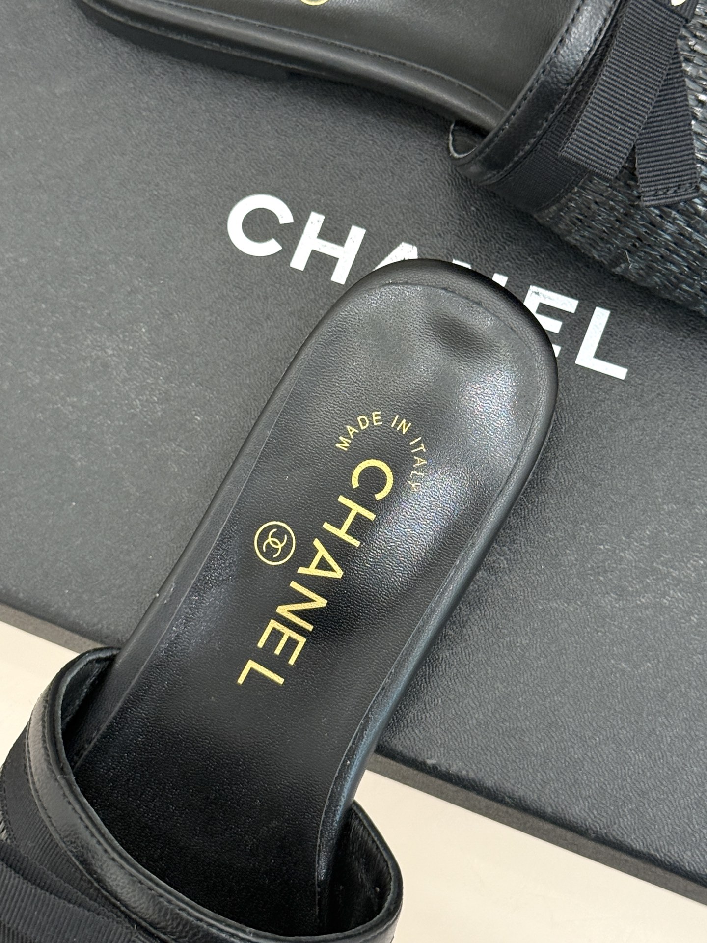 CHANE*｜小香26S双C蝴蝶结编织懒人拖鞋承袭香奈儿法式优雅精髓将慵懒与精致完美融合。细腻编织鞋面自