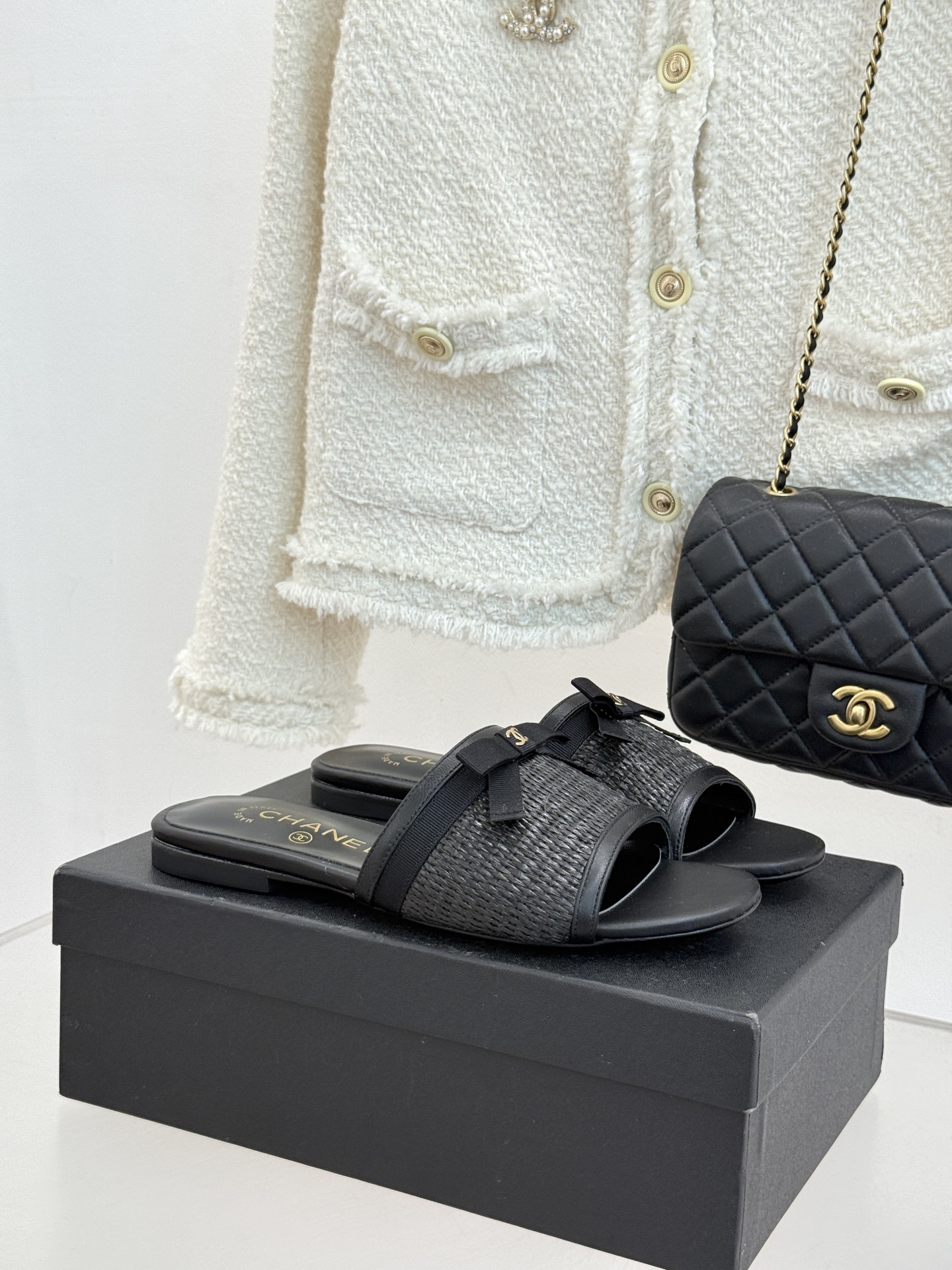 NO:782946,CHANE*｜Xiaoxiang 26S double C bow woven lazy slippers inherit the essence of Chanel's French elegance and perfectly integrate laziness and sophistication. The delicate woven upper has a gentle texture, is light and breathable and does not stuffy the feet. The slip-on design makes it easy for lazy people to go out in a second. The shoe body is embellished with a soft bow and is paired with the classic metal double C logo to show the brand style in a low-key manner, retro and noble. The flat version is suitable for daily wear and is not tiring.  Suitable for dresses, wide-leg pants, jeans and other styles. It can be worn at home, commuting, and vacation. You can wear effortless chic without deliberately dressing up. It is an indispensable light luxury item in the spring and summer wardrobe. The fabric is made of original customized materials. The inner toes are all sheepskin. The Italian imported genuine leather outsole size 35-39 (customized 40/41)  No. 86220260408, slippers, chanel, chanel, slippers, skirts, sheepskin, Leather soles19860909CHANE*｜小香26S双C蝴蝶结编织 懒人拖鞋 承袭香奈儿法式优雅精髓 将慵懒与精致完美融合. 细腻编织鞋面自带温柔肌理 轻盈透气不闷脚 懒人套穿设计 随性懒人出行一秒出门. 鞋身缀以柔美蝴蝶结 搭配经典金属双C徽标 低调彰显品牌格调,复古又显贵. 平底版型日常久穿不累. 适配连衣裙、阔腿裤、牛仔等多种造型 居家、通勤、度假皆可驾驭. 无需刻意装扮 便能穿出 effortless chic 是春夏衣橱里不可或缺的轻奢单品. 面料采用原版定制材质 内里踮脚均为羊皮 意大利进口真皮大底 size35-39（40/41定制） 编号86220260408,拖鞋,chanel,chanel,slippers,skirts,sheepskin,Leather soles,Women's Shoes
