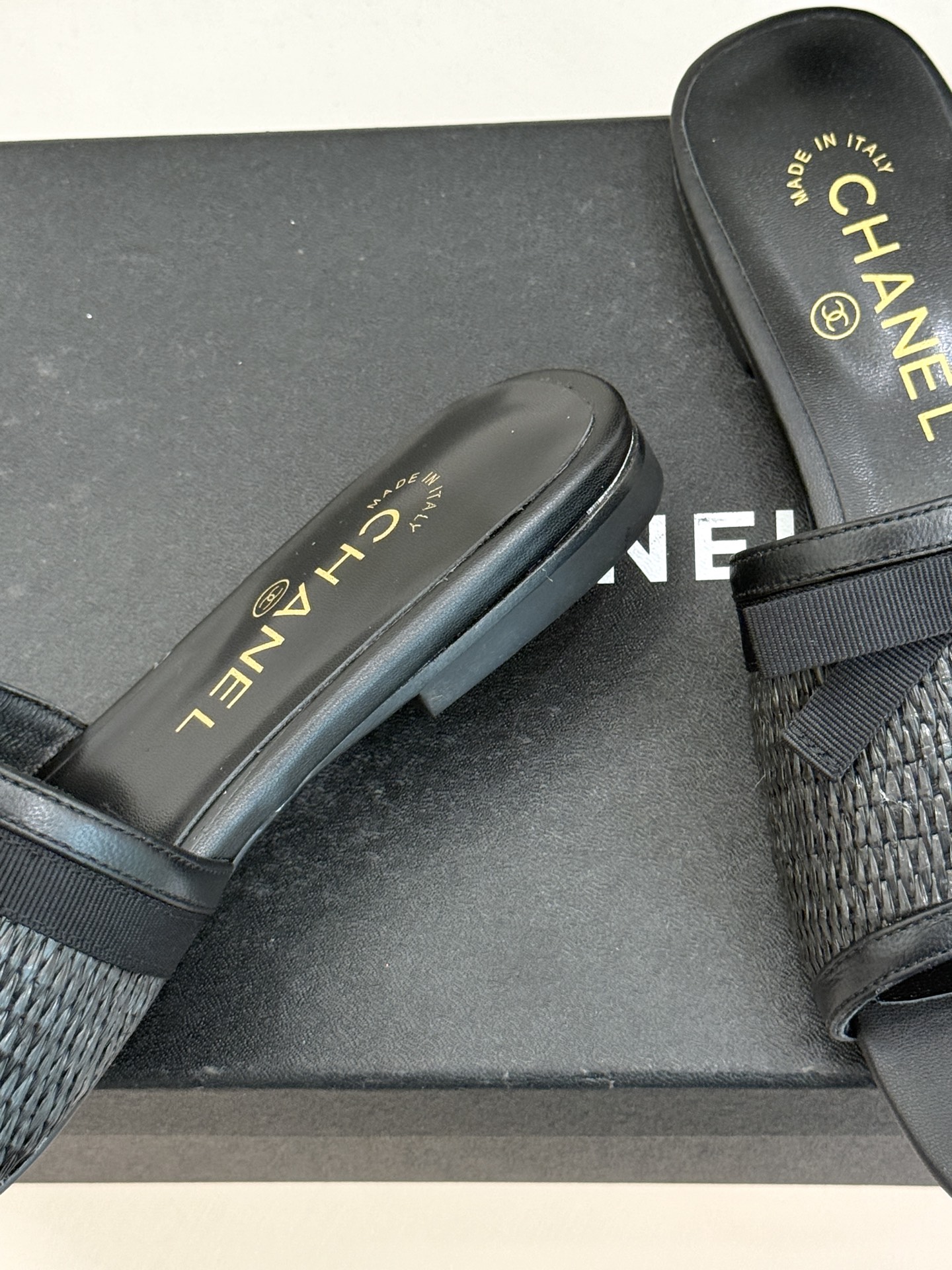 CHANE*｜小香26S双C蝴蝶结编织懒人拖鞋承袭香奈儿法式优雅精髓将慵懒与精致完美融合。细腻编织鞋面自