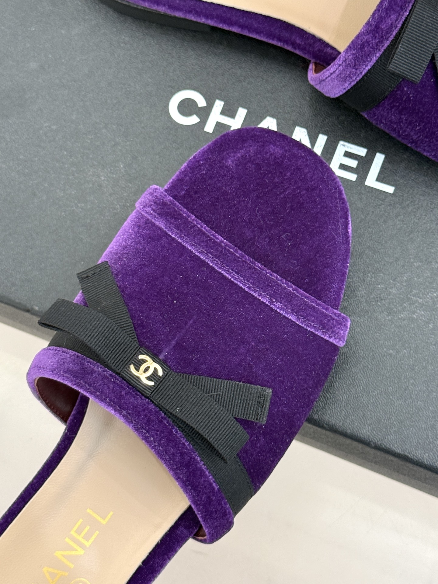 CHANE*｜小香26S双C蝴蝶结编织懒人拖鞋承袭香奈儿法式优雅精髓将慵懒与精致完美融合。细腻编织鞋面自