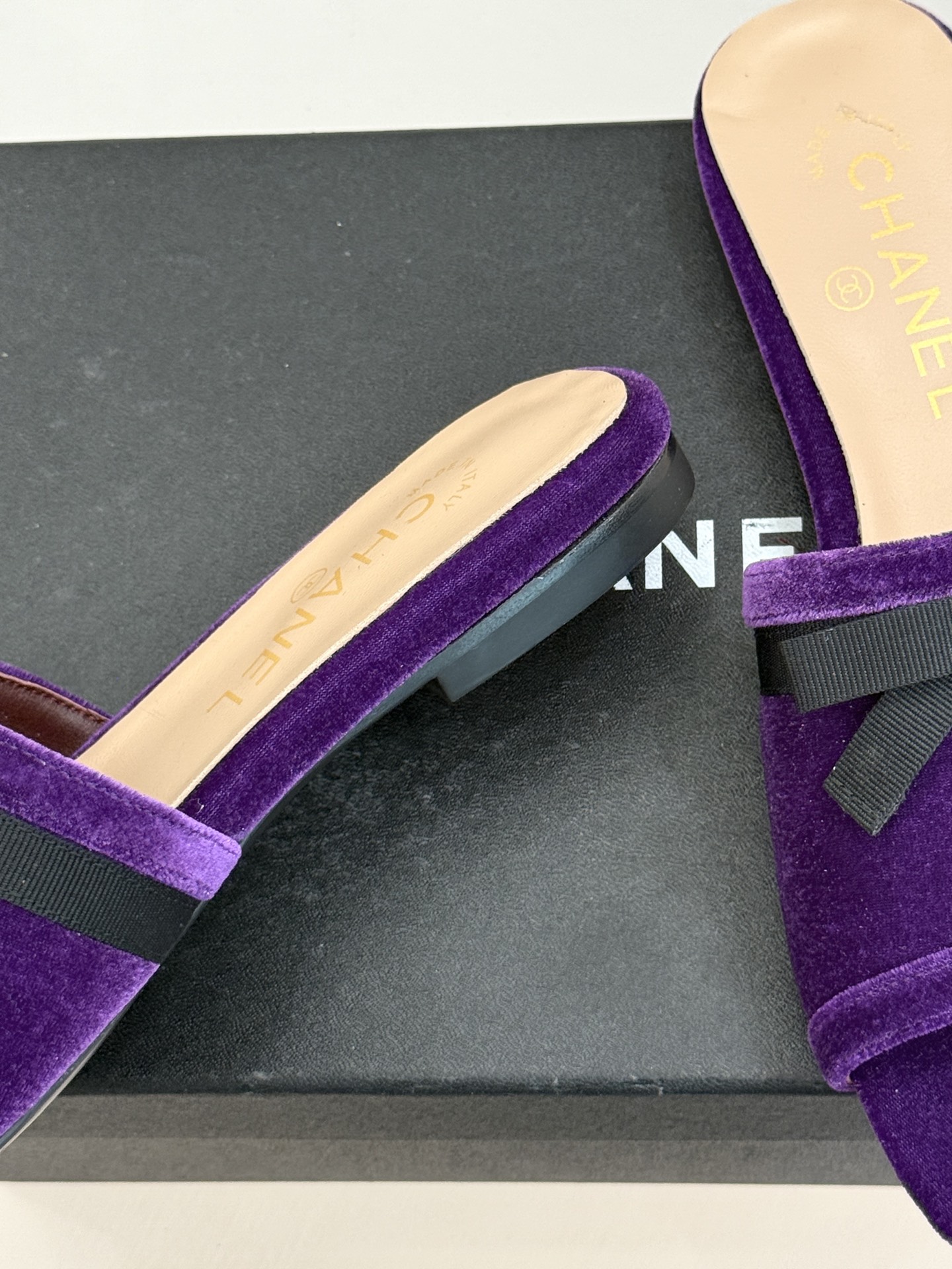 CHANE*｜小香26S双C蝴蝶结编织懒人拖鞋承袭香奈儿法式优雅精髓将慵懒与精致完美融合。细腻编织鞋面自