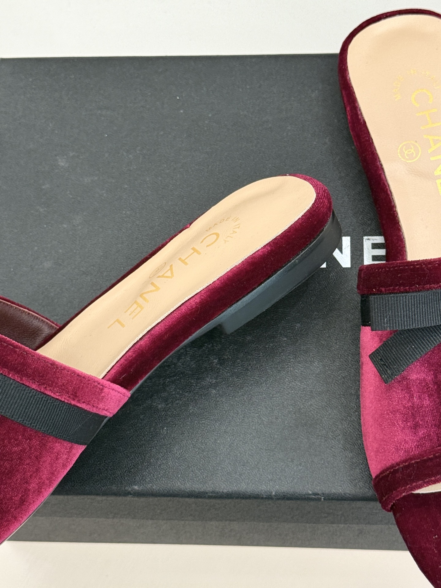 CHANE*｜小香26S双C蝴蝶结编织懒人拖鞋承袭香奈儿法式优雅精髓将慵懒与精致完美融合。细腻编织鞋面自