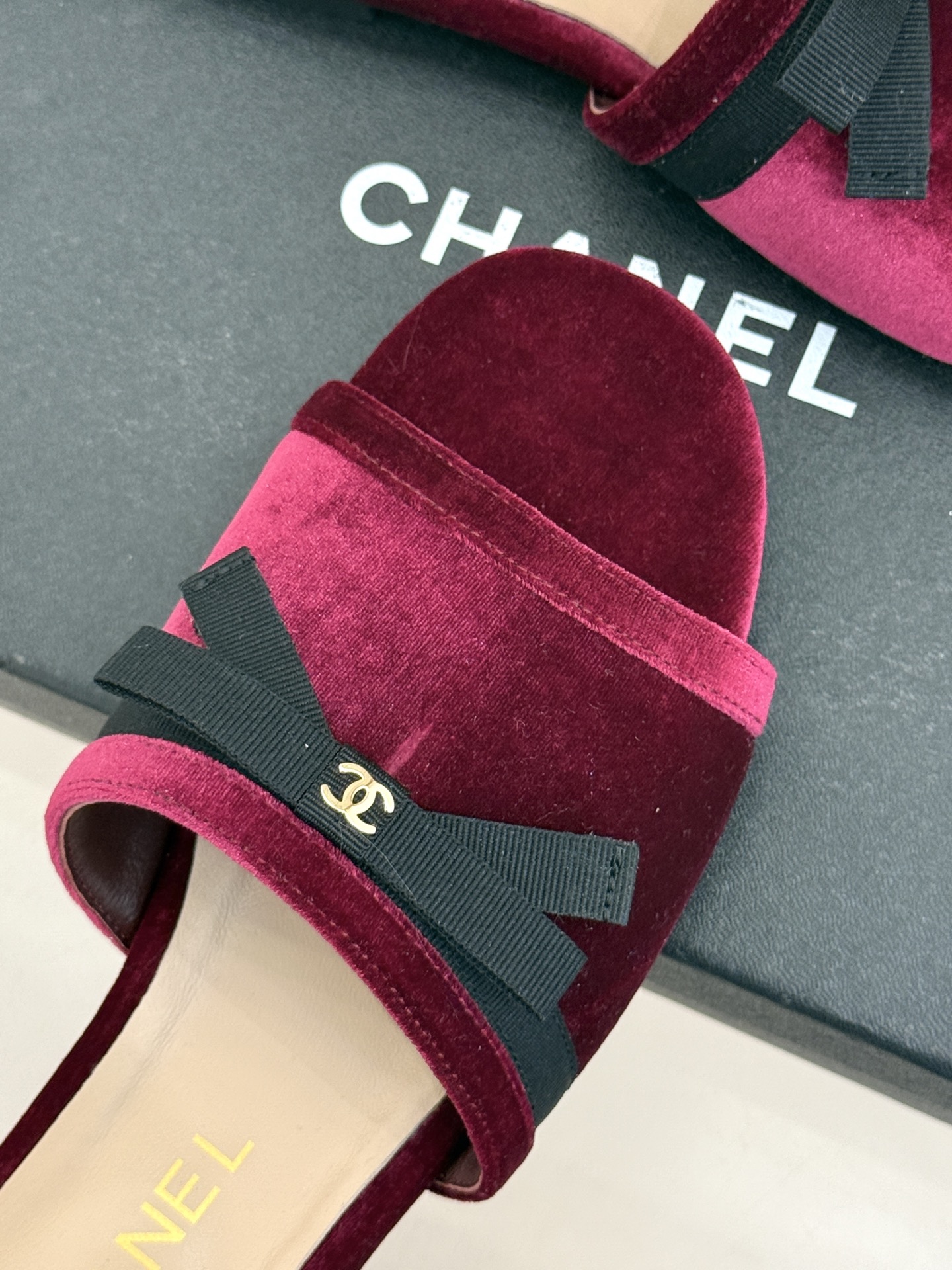 CHANE*｜小香26S双C蝴蝶结编织懒人拖鞋承袭香奈儿法式优雅精髓将慵懒与精致完美融合。细腻编织鞋面自