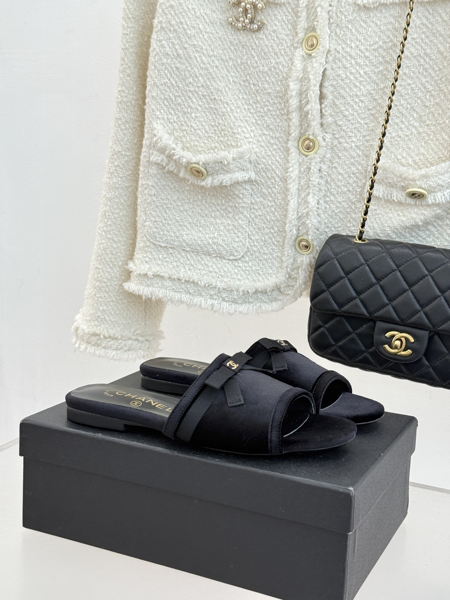 CHANE*｜小香26S双C蝴蝶结编织懒人拖鞋承袭香奈儿法式优雅精髓将慵懒与精致完美融合。细腻编织鞋面自