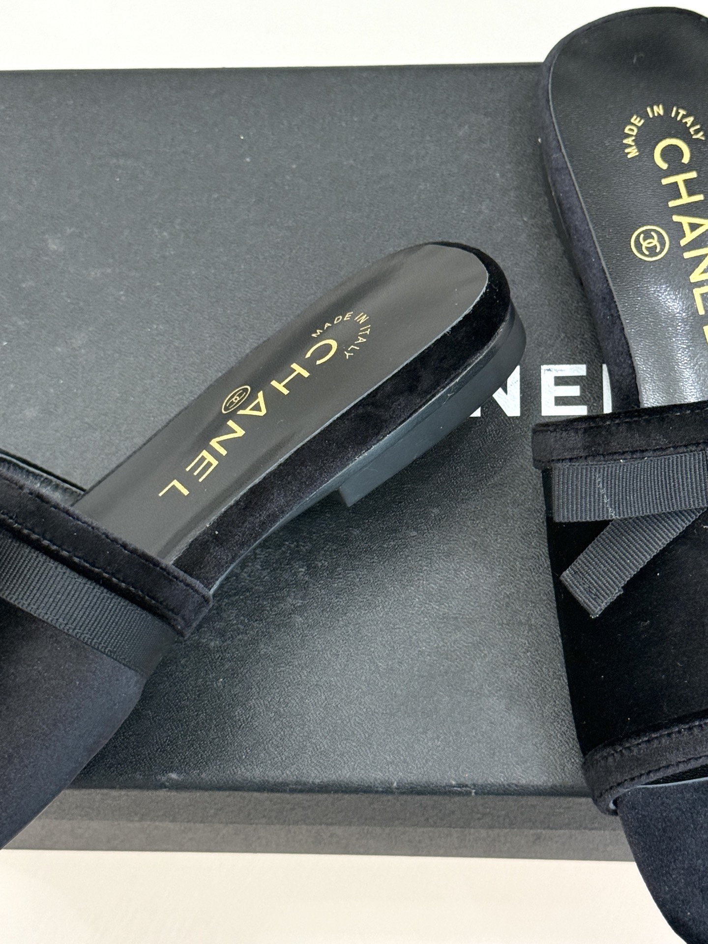 CHANE*｜小香26S双C蝴蝶结编织懒人拖鞋承袭香奈儿法式优雅精髓将慵懒与精致完美融合。细腻编织鞋面自