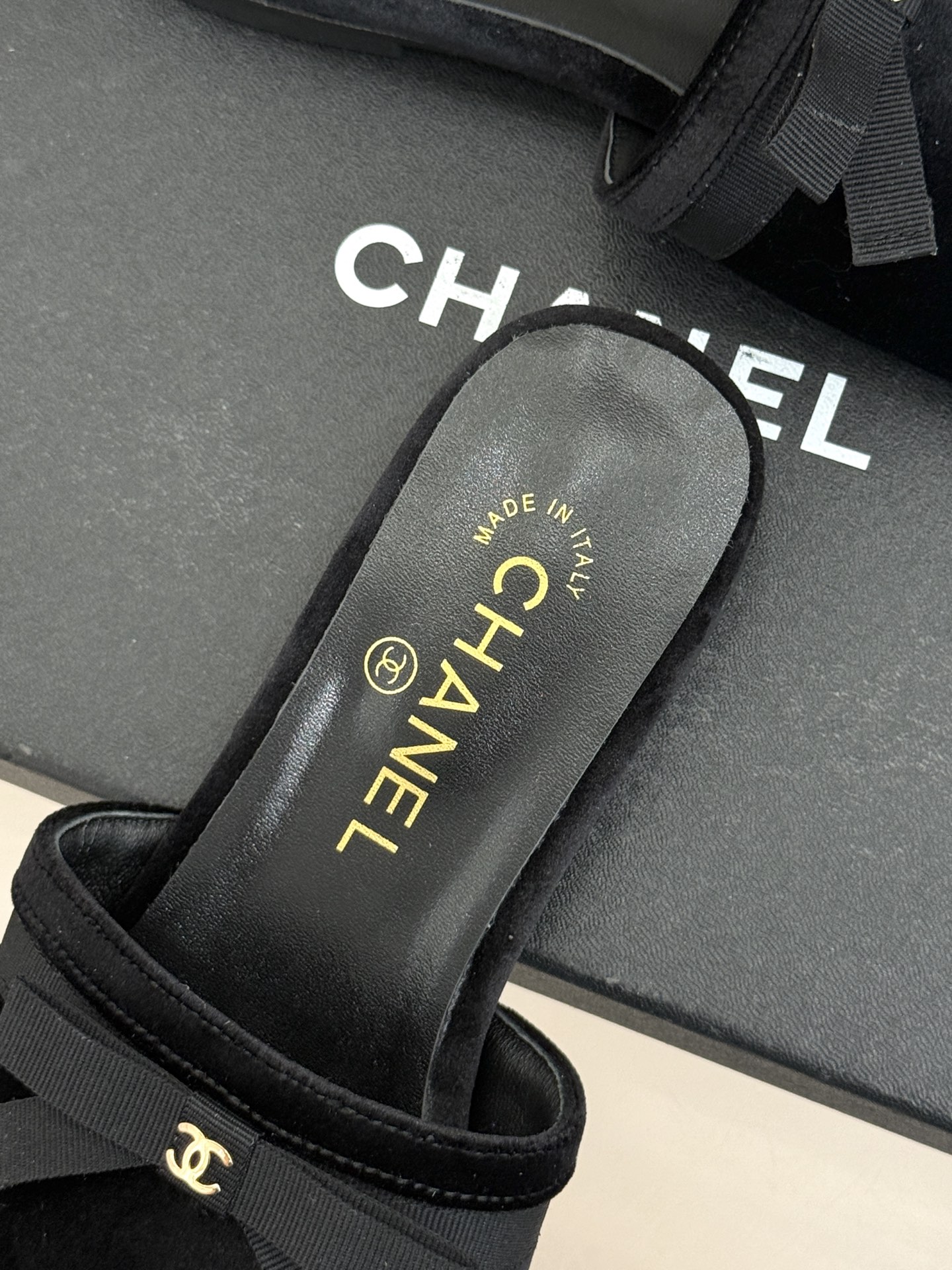 CHANE*｜小香26S双C蝴蝶结编织懒人拖鞋承袭香奈儿法式优雅精髓将慵懒与精致完美融合。细腻编织鞋面自