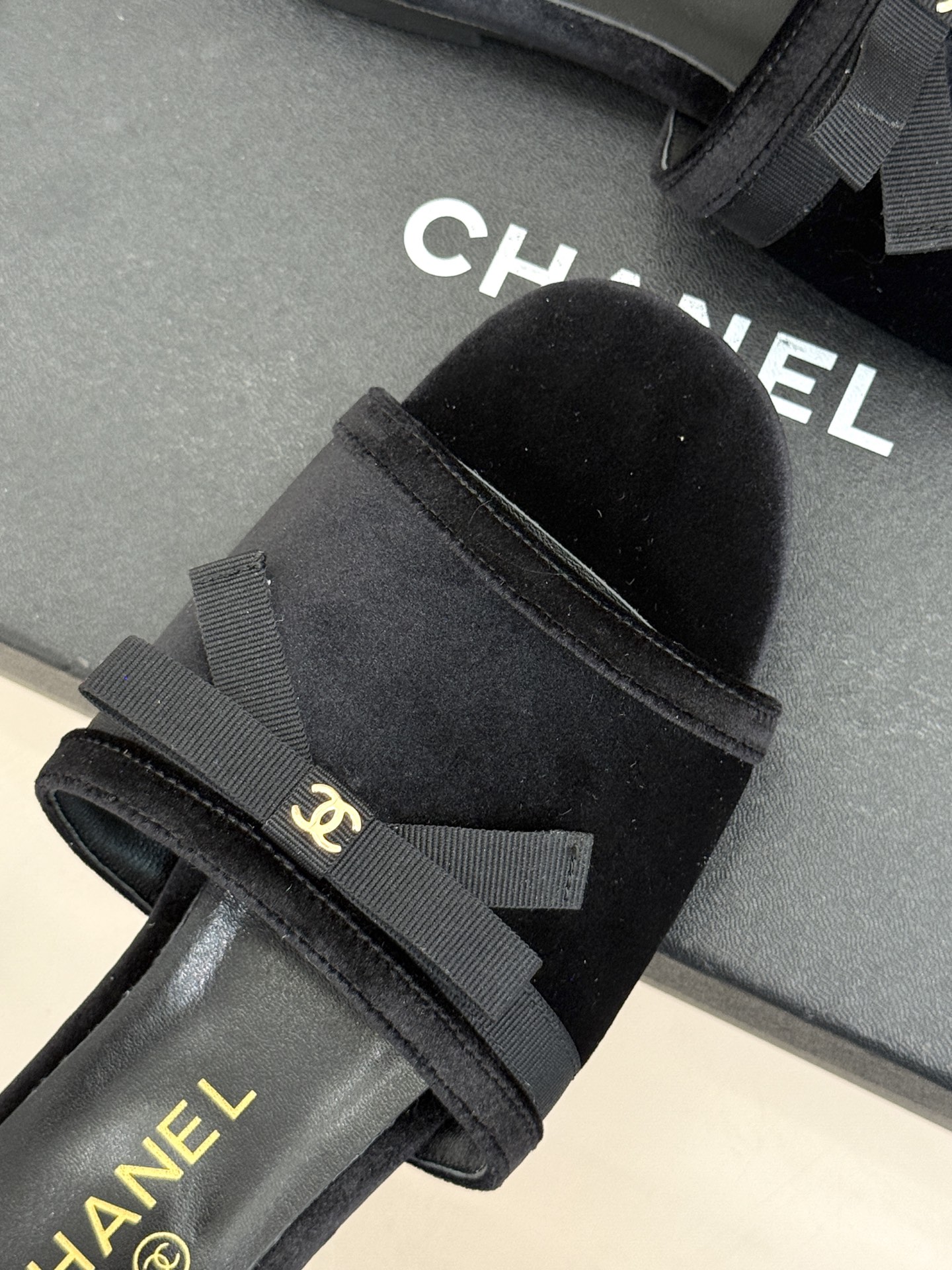 CHANE*｜小香26S双C蝴蝶结编织懒人拖鞋承袭香奈儿法式优雅精髓将慵懒与精致完美融合。细腻编织鞋面自