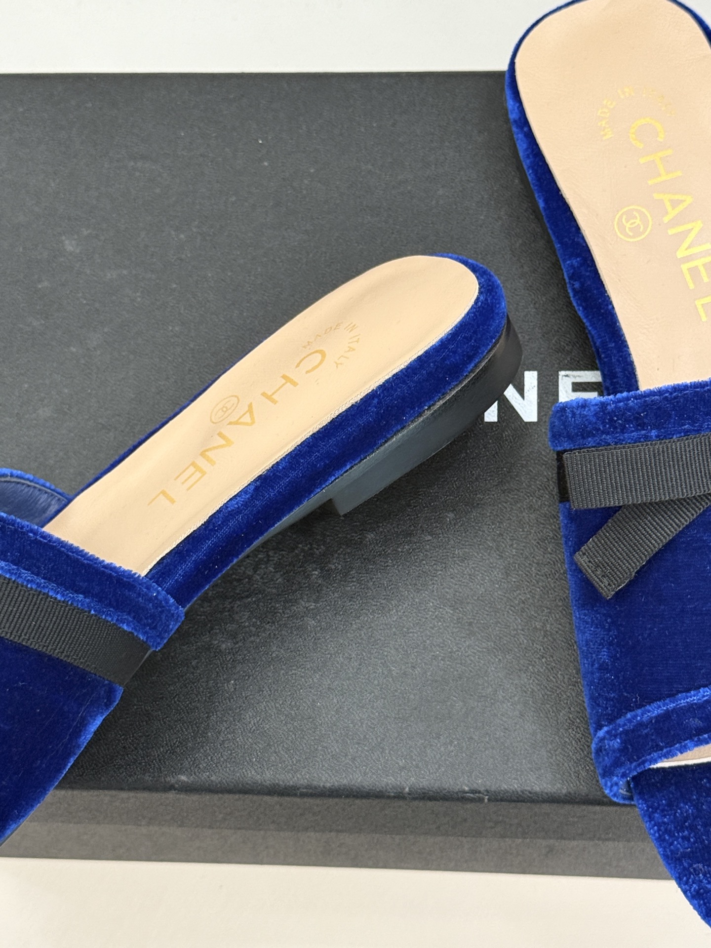 CHANE*｜小香26S双C蝴蝶结编织懒人拖鞋承袭香奈儿法式优雅精髓将慵懒与精致完美融合。细腻编织鞋面自