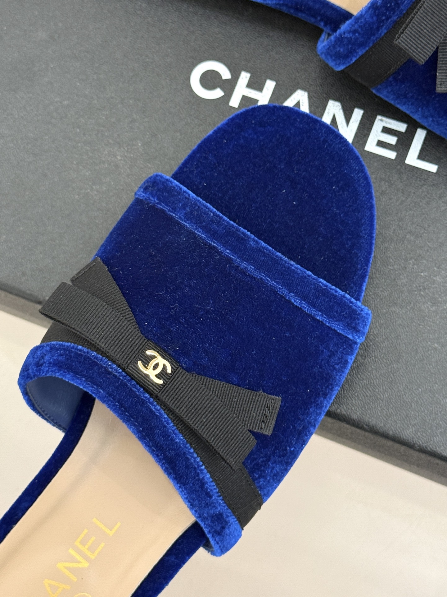 CHANE*｜小香26S双C蝴蝶结编织懒人拖鞋承袭香奈儿法式优雅精髓将慵懒与精致完美融合。细腻编织鞋面自