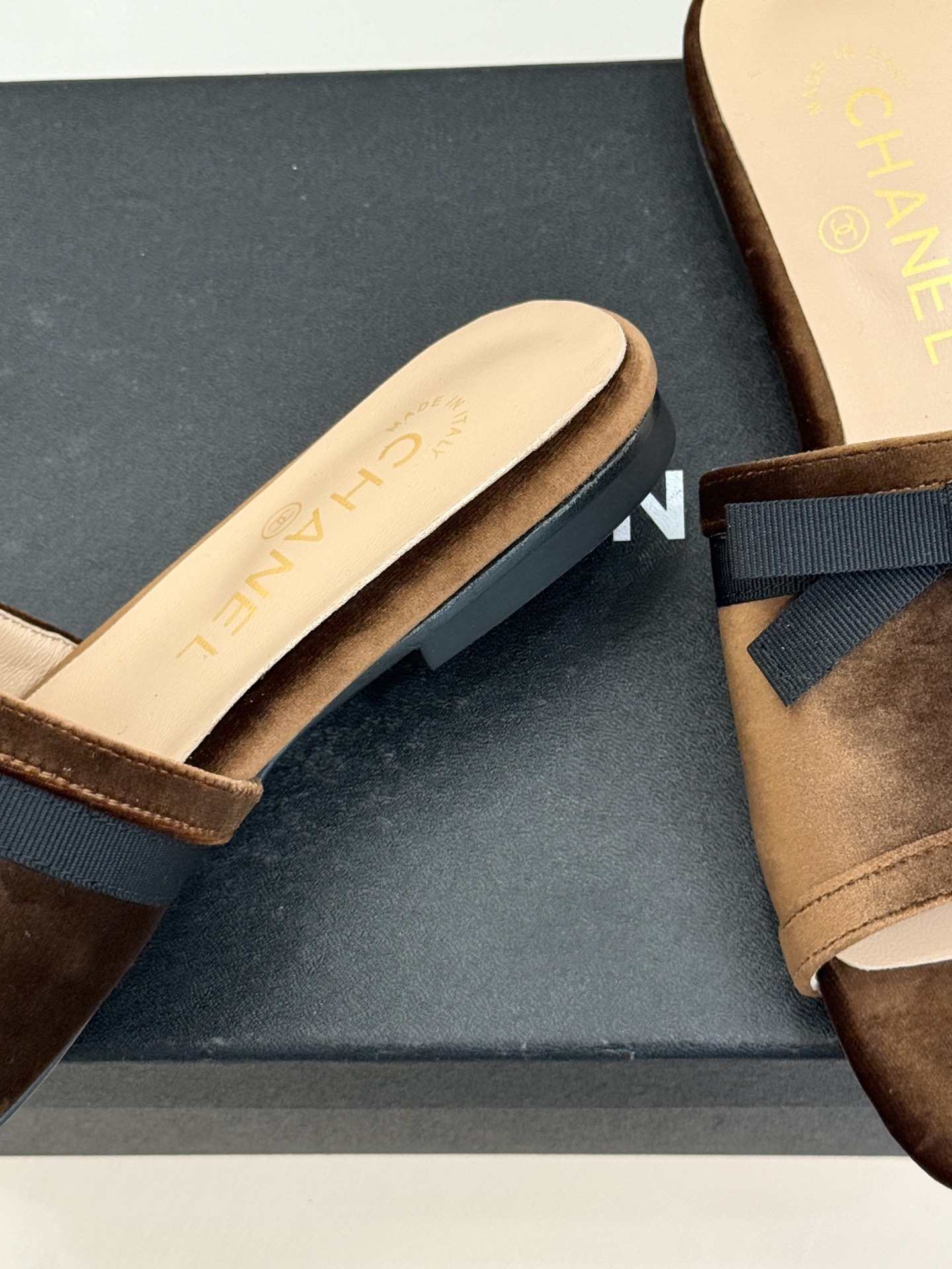 CHANE*｜小香26S双C蝴蝶结编织懒人拖鞋承袭香奈儿法式优雅精髓将慵懒与精致完美融合。细腻编织鞋面自