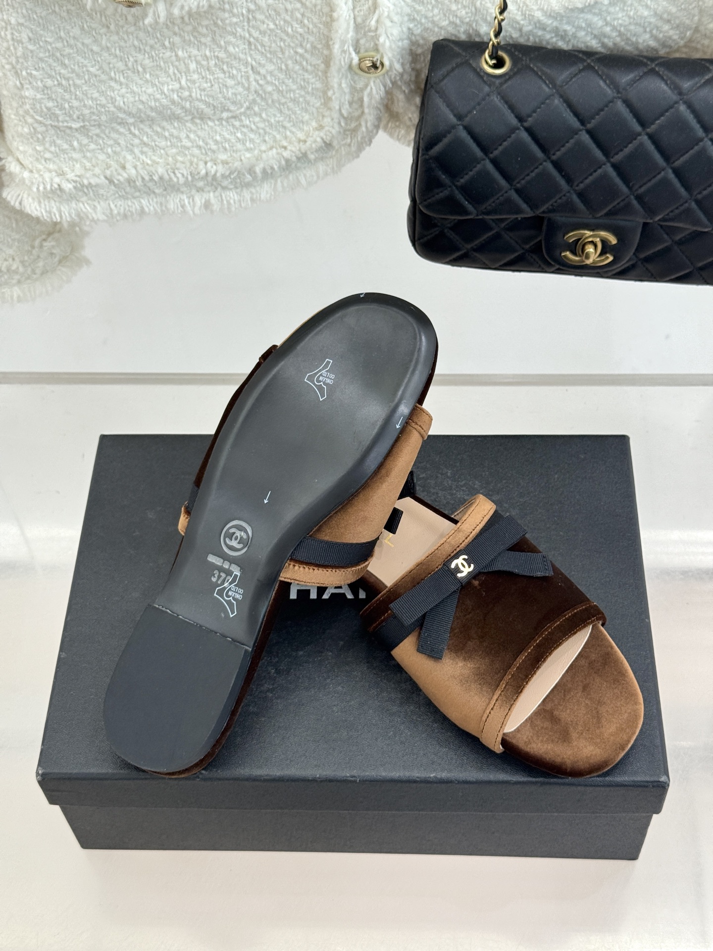 CHANE*｜小香26S双C蝴蝶结编织懒人拖鞋承袭香奈儿法式优雅精髓将慵懒与精致完美融合。细腻编织鞋面自