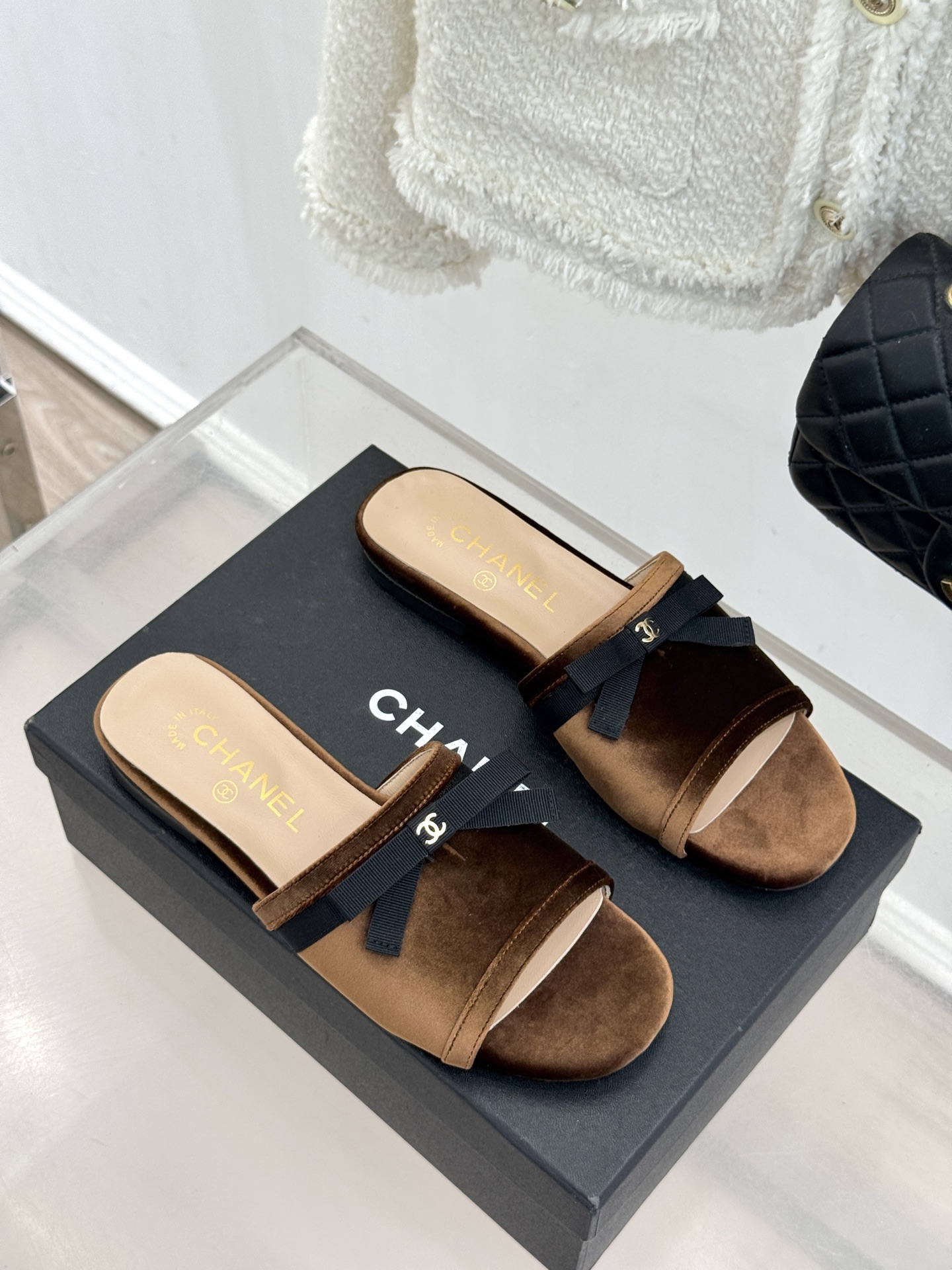 CHANE*｜小香26S双C蝴蝶结编织懒人拖鞋承袭香奈儿法式优雅精髓将慵懒与精致完美融合。细腻编织鞋面自