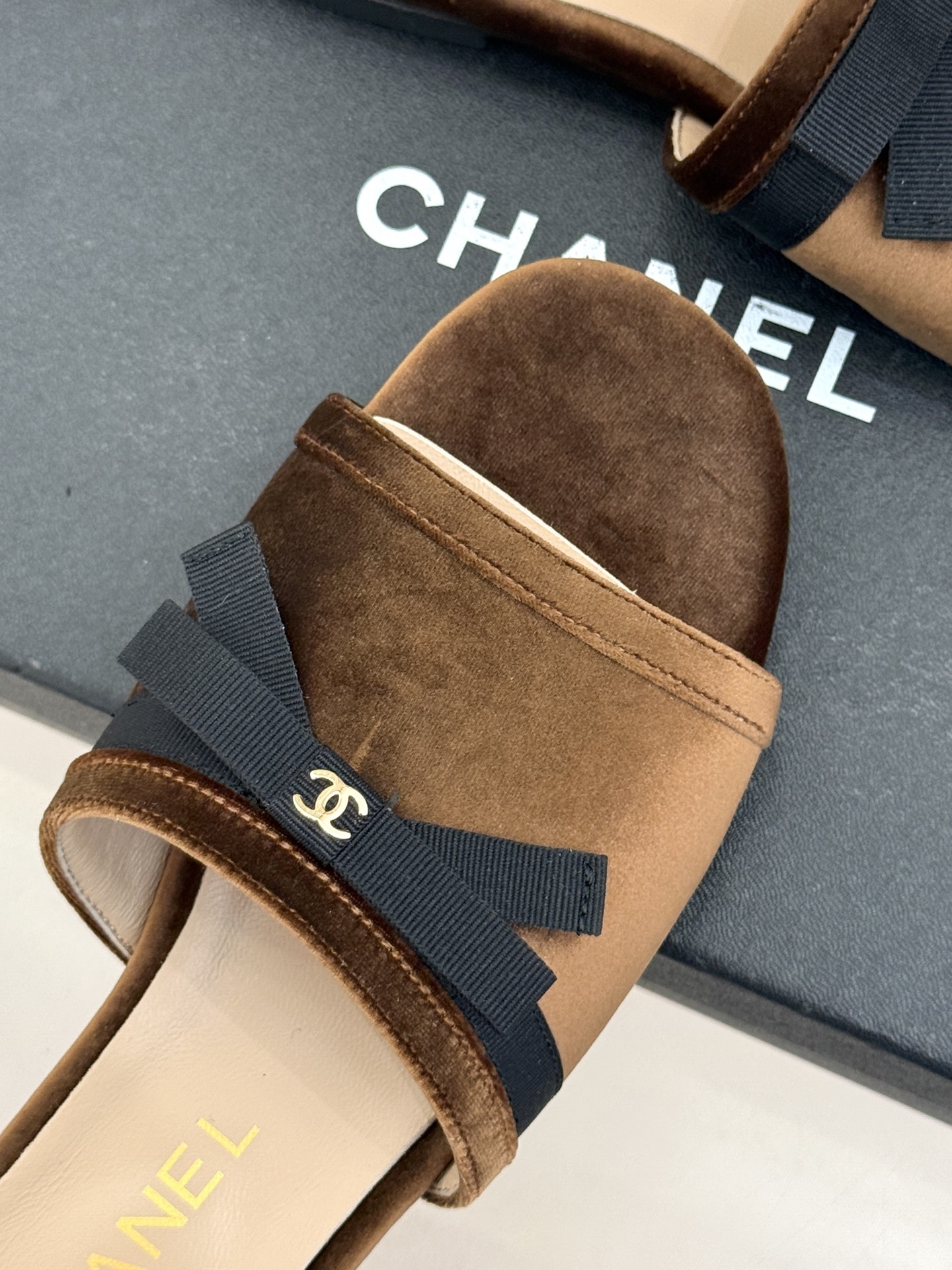 CHANE*｜小香26S双C蝴蝶结编织懒人拖鞋承袭香奈儿法式优雅精髓将慵懒与精致完美融合。细腻编织鞋面自