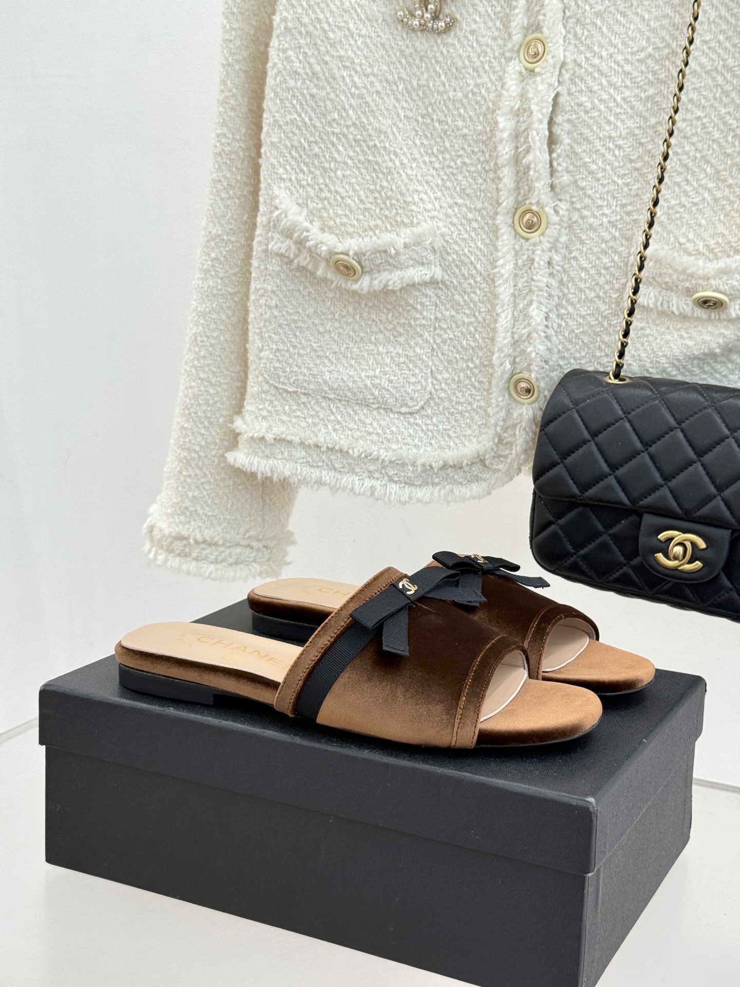 CHANE*｜小香26S双C蝴蝶结编织懒人拖鞋承袭香奈儿法式优雅精髓将慵懒与精致完美融合。细腻编织鞋面自