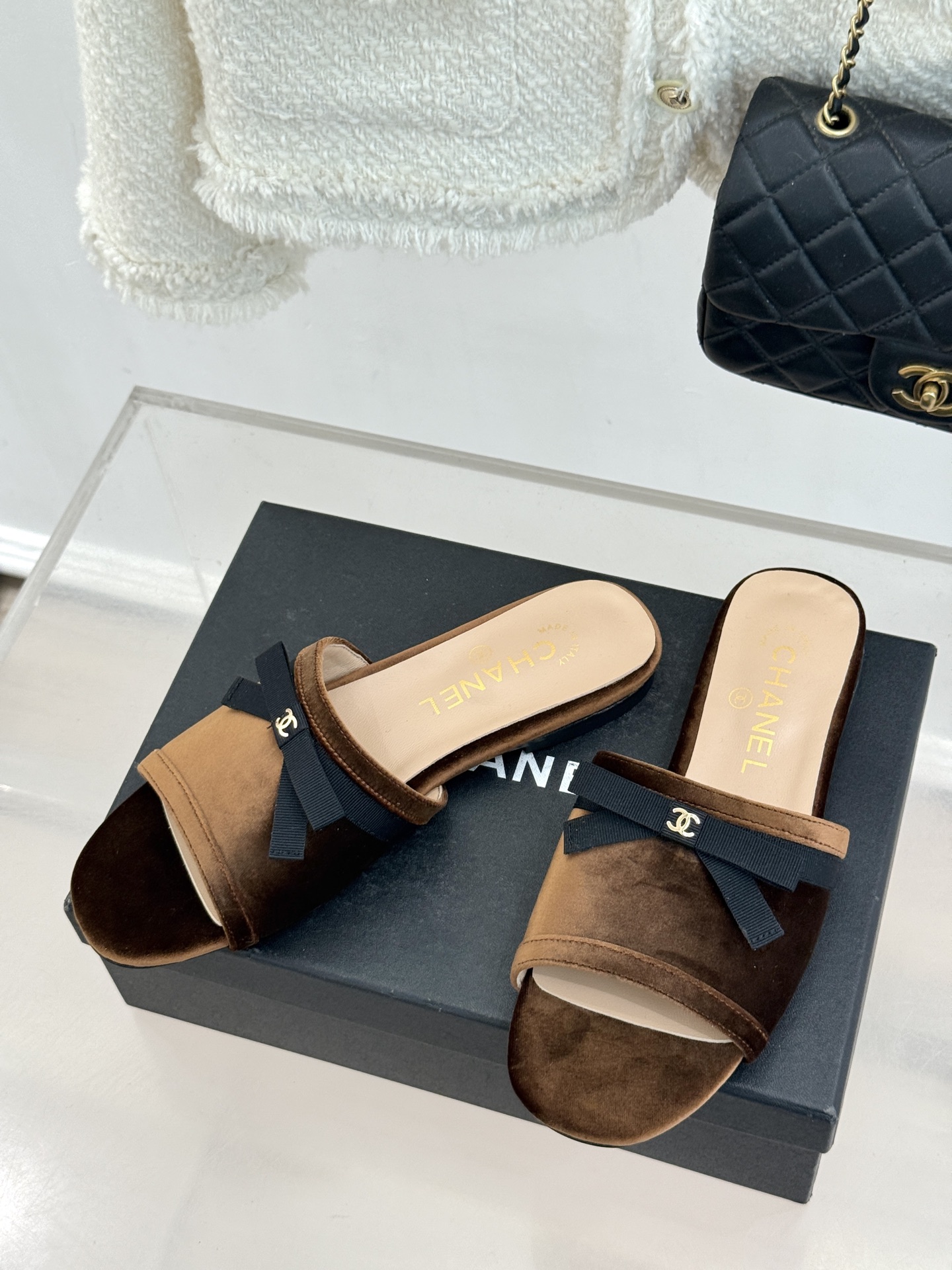 CHANE*｜小香26S双C蝴蝶结编织懒人拖鞋承袭香奈儿法式优雅精髓将慵懒与精致完美融合。细腻编织鞋面自