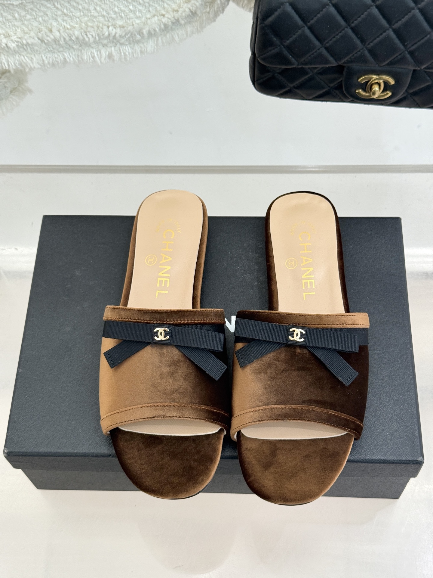 CHANE*｜小香26S双C蝴蝶结编织懒人拖鞋承袭香奈儿法式优雅精髓将慵懒与精致完美融合。细腻编织鞋面自