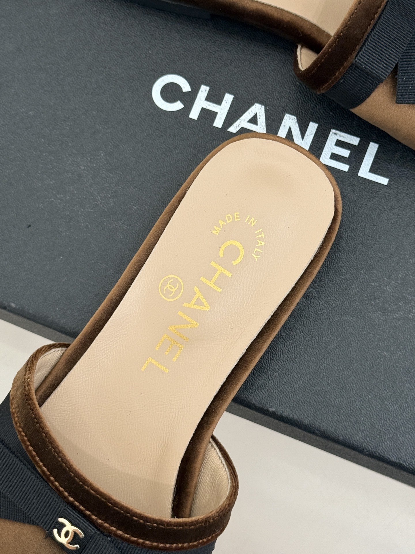 CHANE*｜小香26S双C蝴蝶结编织懒人拖鞋承袭香奈儿法式优雅精髓将慵懒与精致完美融合。细腻编织鞋面自