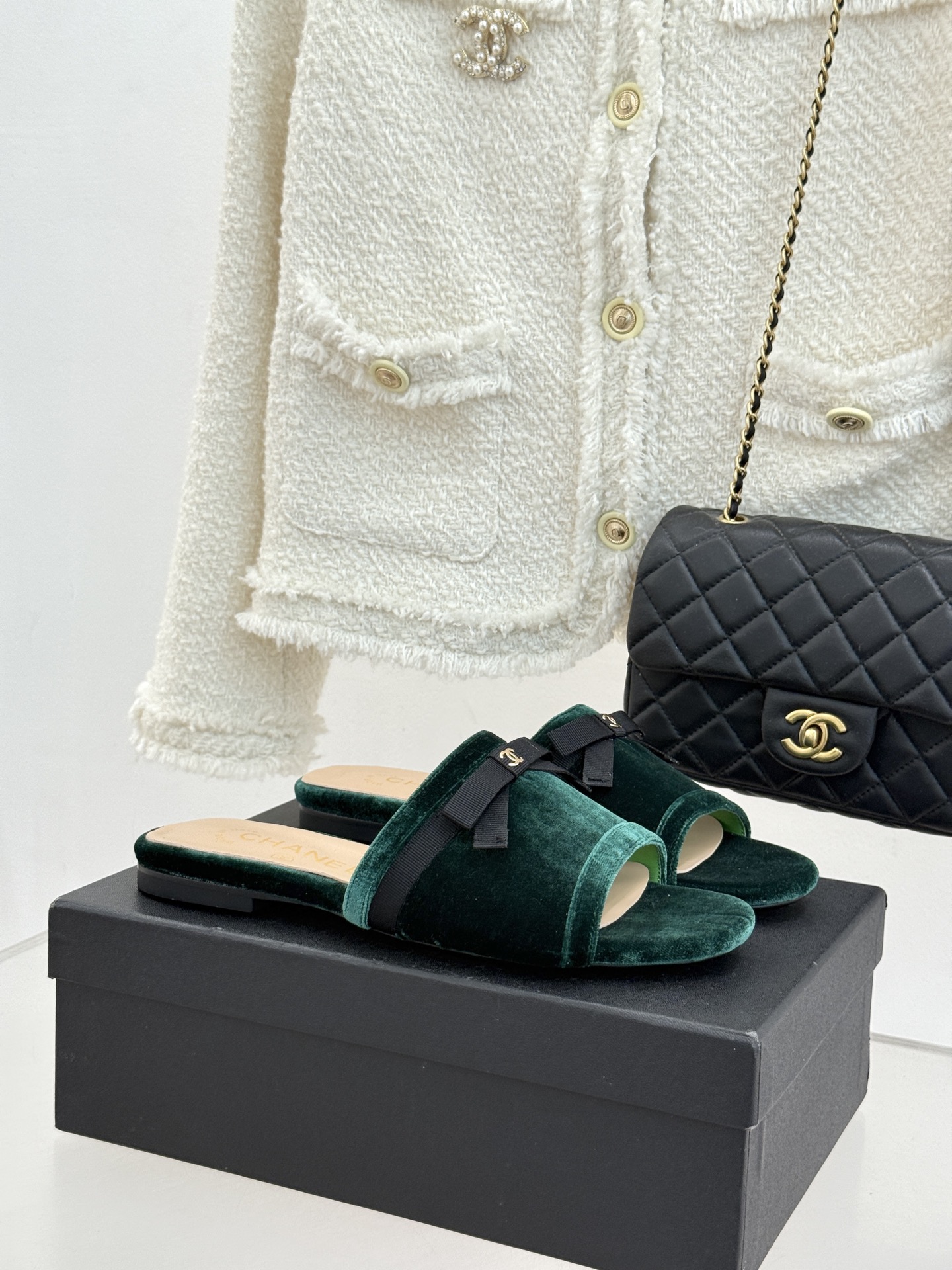 NO:782932,CHANE*｜Xiaoxiang 26S double C bow woven lazy slippers inherit the essence of Chanel's French elegance and perfectly integrate laziness and sophistication. The delicate woven upper has a gentle texture, is light and breathable and does not stuffy the feet. The slip-on design makes it easy for lazy people to go out in a second. The shoe body is embellished with a soft bow and is paired with the classic metal double C logo to show the brand style in a low-key manner, retro and noble. The flat version is suitable for daily wear and is not tiring.  Suitable for dresses, wide-leg pants, jeans and other styles. It can be worn at home, commuting, and vacation. You can wear effortless chic without deliberately dressing up. It is an indispensable light luxury item in the spring and summer wardrobe. The fabric is made of original customized materials. The inner toes are all sheepskin. The Italian imported genuine leather outsole size 35-39 (customized 40/41)  No. 86220260408, slippers, chanel, chanel, slippers, skirts, sheepskin, Leather soles19860909CHANE*｜小香26S双C蝴蝶结编织 懒人拖鞋 承袭香奈儿法式优雅精髓 将慵懒与精致完美融合. 细腻编织鞋面自带温柔肌理 轻盈透气不闷脚 懒人套穿设计 随性懒人出行一秒出门. 鞋身缀以柔美蝴蝶结 搭配经典金属双C徽标 低调彰显品牌格调,复古又显贵. 平底版型日常久穿不累. 适配连衣裙、阔腿裤、牛仔等多种造型 居家、通勤、度假皆可驾驭. 无需刻意装扮 便能穿出 effortless chic 是春夏衣橱里不可或缺的轻奢单品. 面料采用原版定制材质 内里踮脚均为羊皮 意大利进口真皮大底 size35-39（40/41定制） 编号86220260408,拖鞋,chanel,chanel,slippers,skirts,sheepskin,Leather soles,Women's Shoes