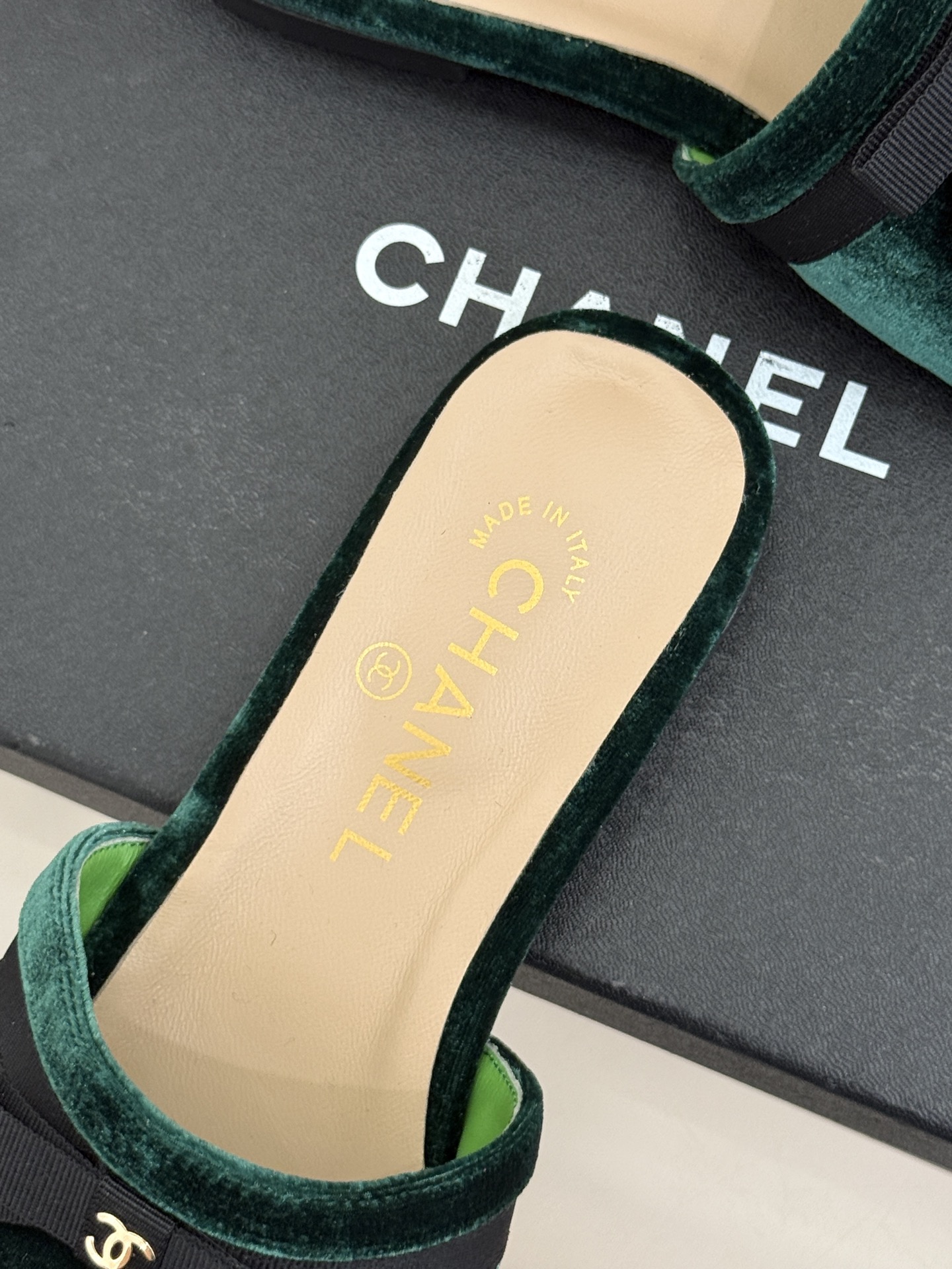 CHANE*｜小香26S双C蝴蝶结编织懒人拖鞋承袭香奈儿法式优雅精髓将慵懒与精致完美融合。细腻编织鞋面自