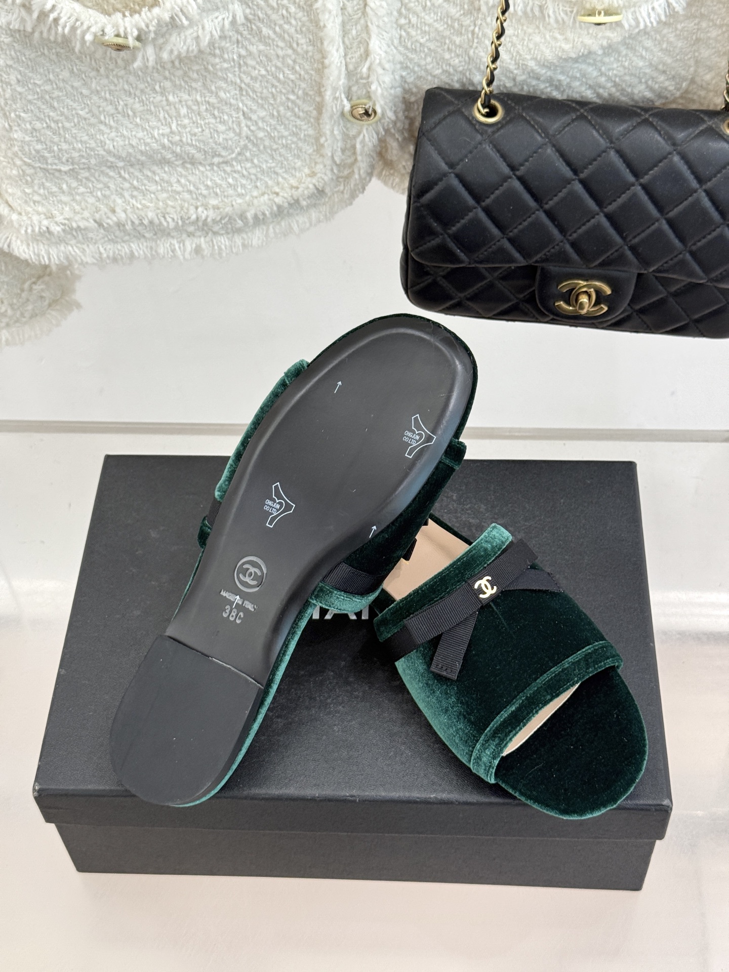 CHANE*｜小香26S双C蝴蝶结编织懒人拖鞋承袭香奈儿法式优雅精髓将慵懒与精致完美融合。细腻编织鞋面自