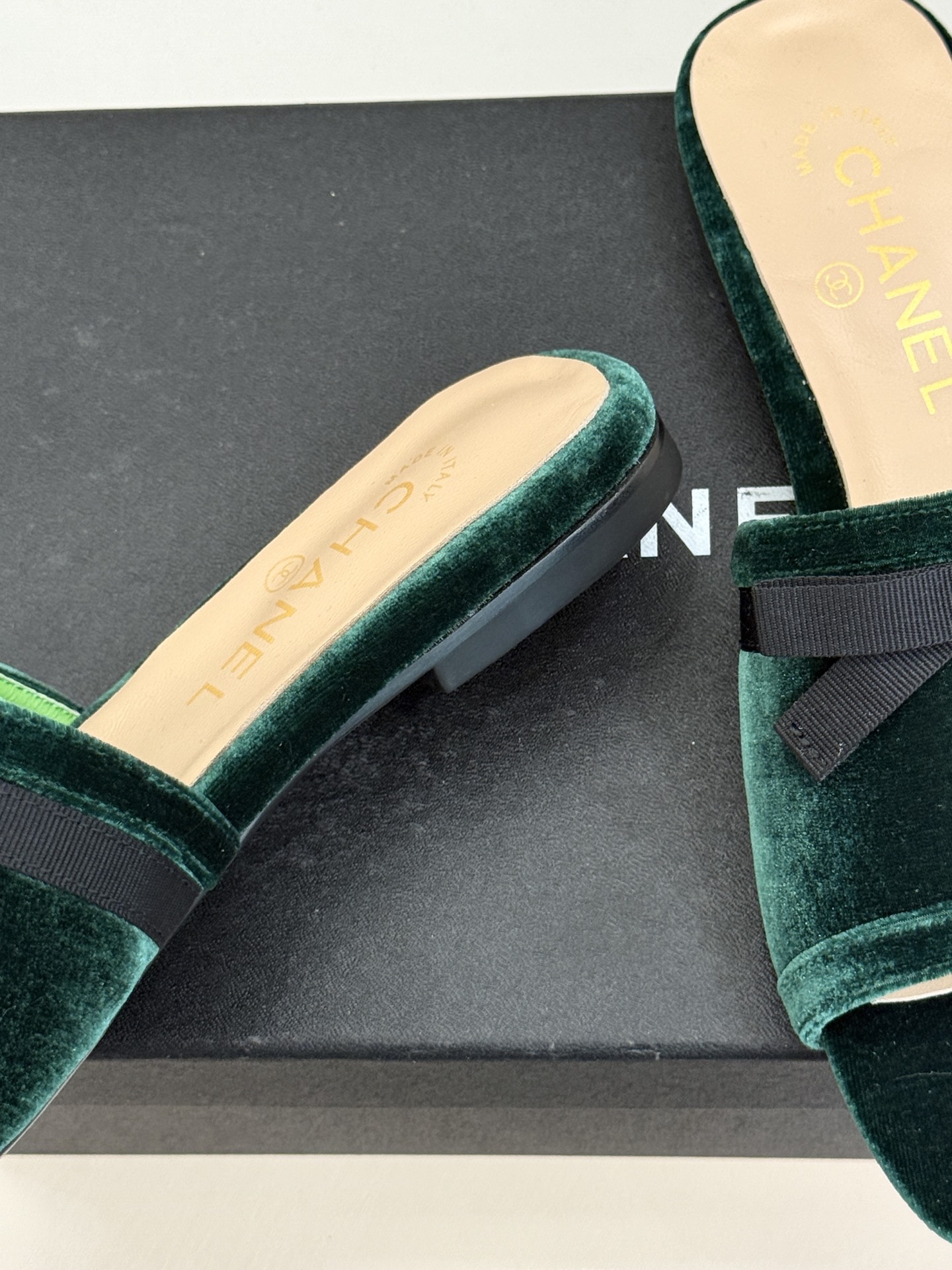 CHANE*｜小香26S双C蝴蝶结编织懒人拖鞋承袭香奈儿法式优雅精髓将慵懒与精致完美融合。细腻编织鞋面自