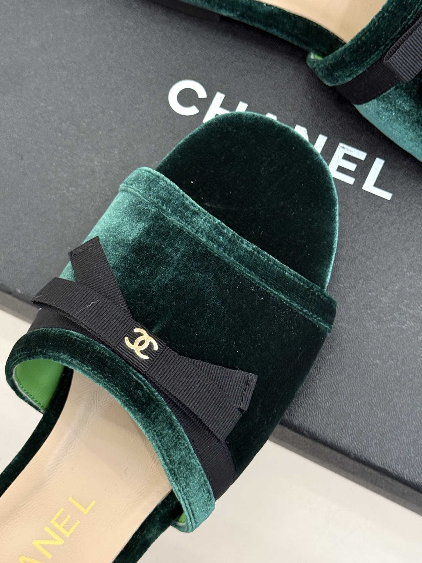 CHANE*｜小香26S双C蝴蝶结编织懒人拖鞋承袭香奈儿法式优雅精髓将慵懒与精致完美融合。细腻编织鞋面自