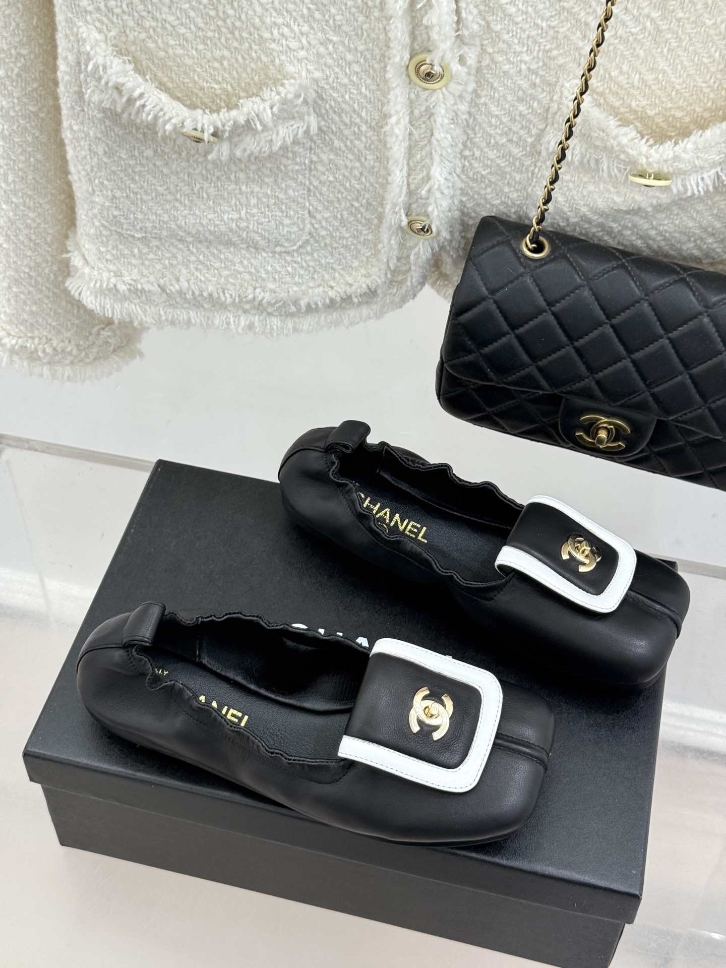 CHANE*｜小香26S双C翻盖方头平底芭蕾舞鞋以复古方头重塑经典芭蕾鞋型。鞋身翻盖镶嵌标志性双C金属扣