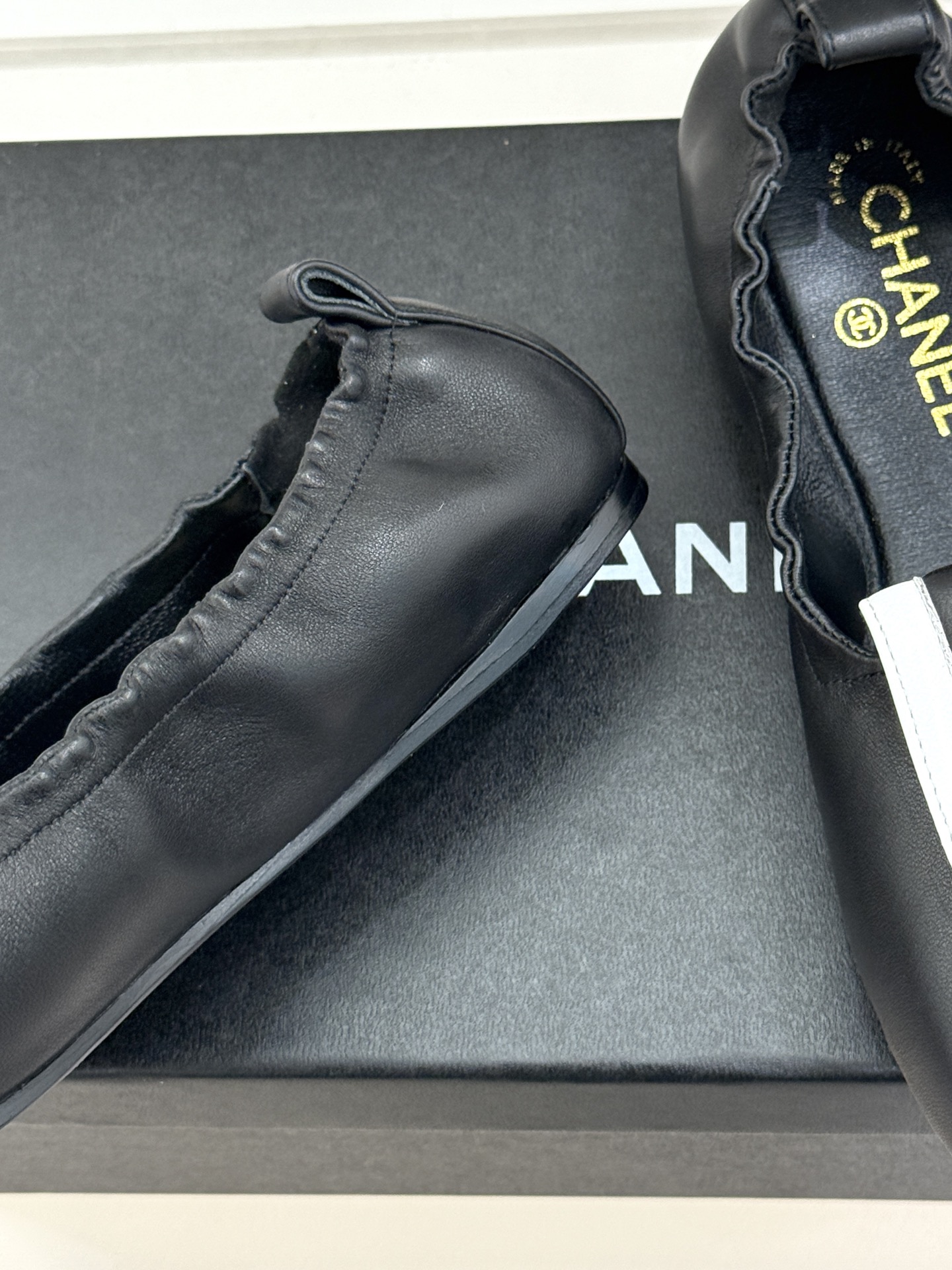 CHANE*｜小香26S双C翻盖方头平底芭蕾舞鞋以复古方头重塑经典芭蕾鞋型。鞋身翻盖镶嵌标志性双C金属扣