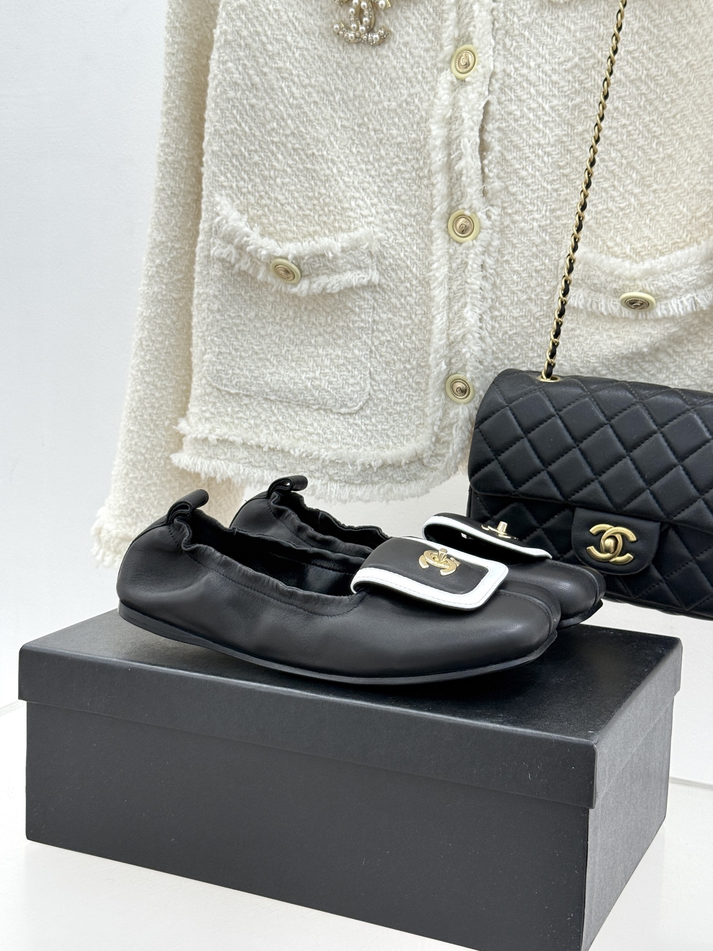 CHANE*｜小香26S双C翻盖方头平底芭蕾舞鞋以复古方头重塑经典芭蕾鞋型。鞋身翻盖镶嵌标志性双C金属扣