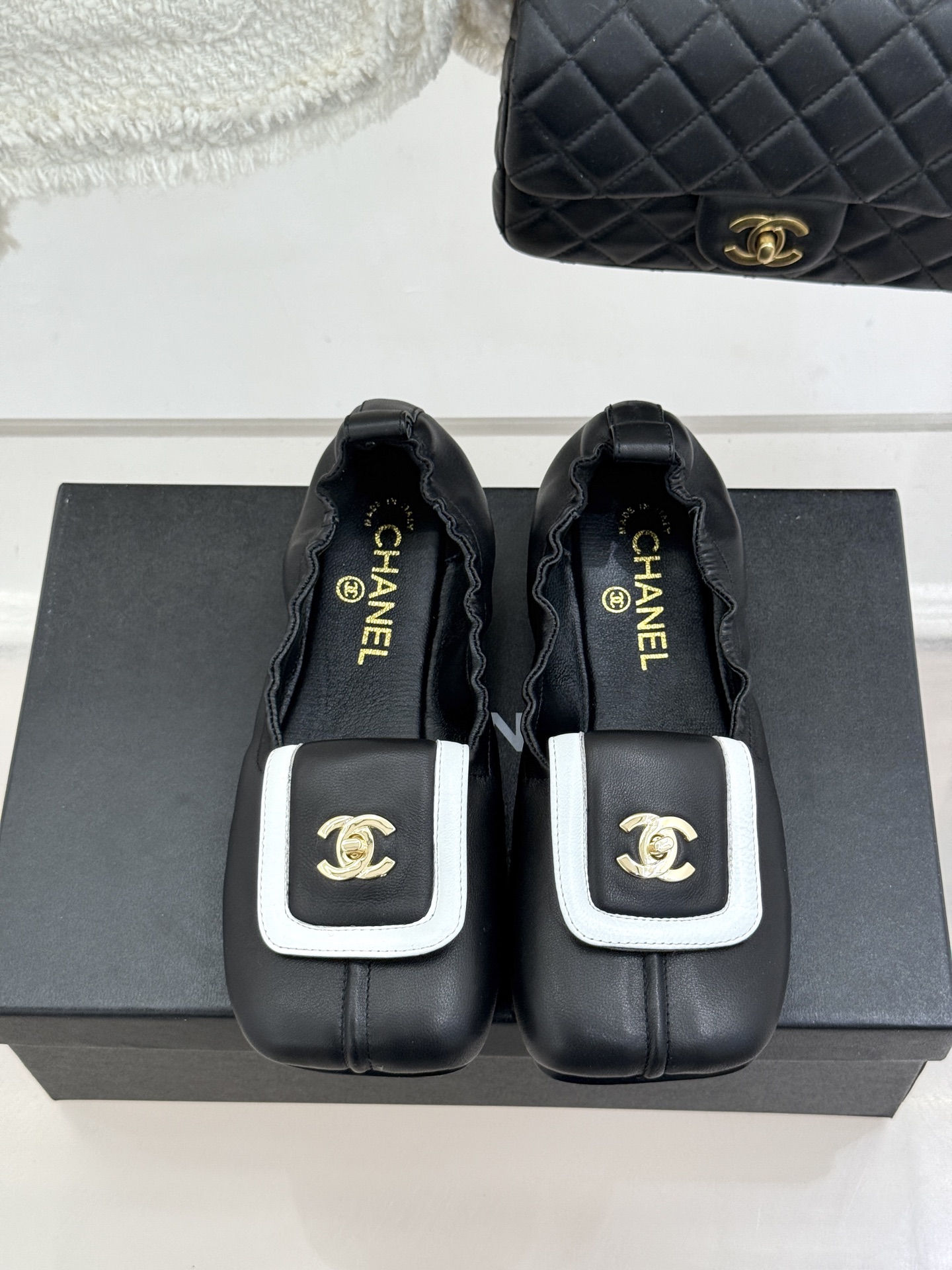 CHANE*｜小香26S双C翻盖方头平底芭蕾舞鞋以复古方头重塑经典芭蕾鞋型。鞋身翻盖镶嵌标志性双C金属扣