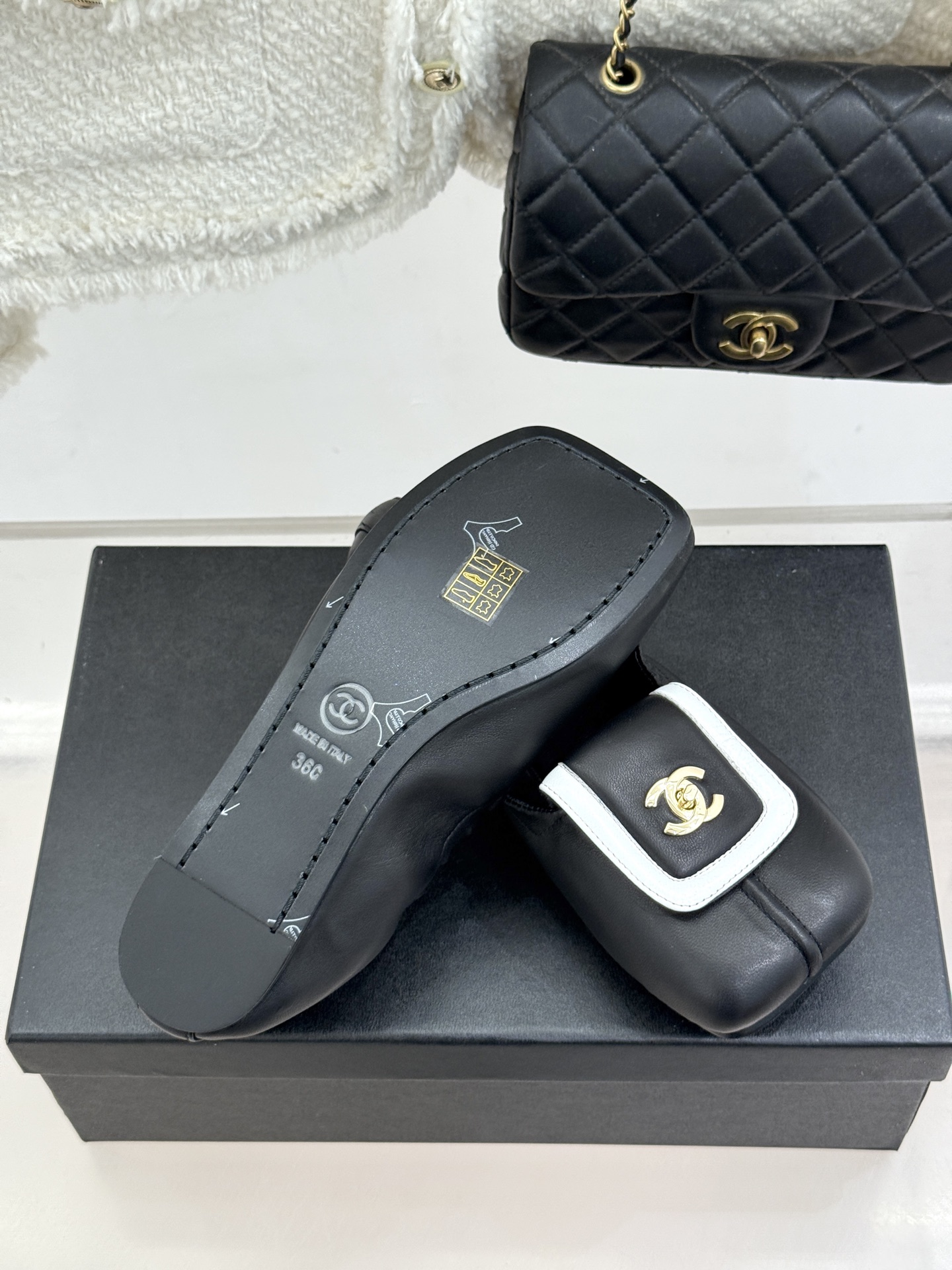 CHANE*｜小香26S双C翻盖方头平底芭蕾舞鞋以复古方头重塑经典芭蕾鞋型。鞋身翻盖镶嵌标志性双C金属扣