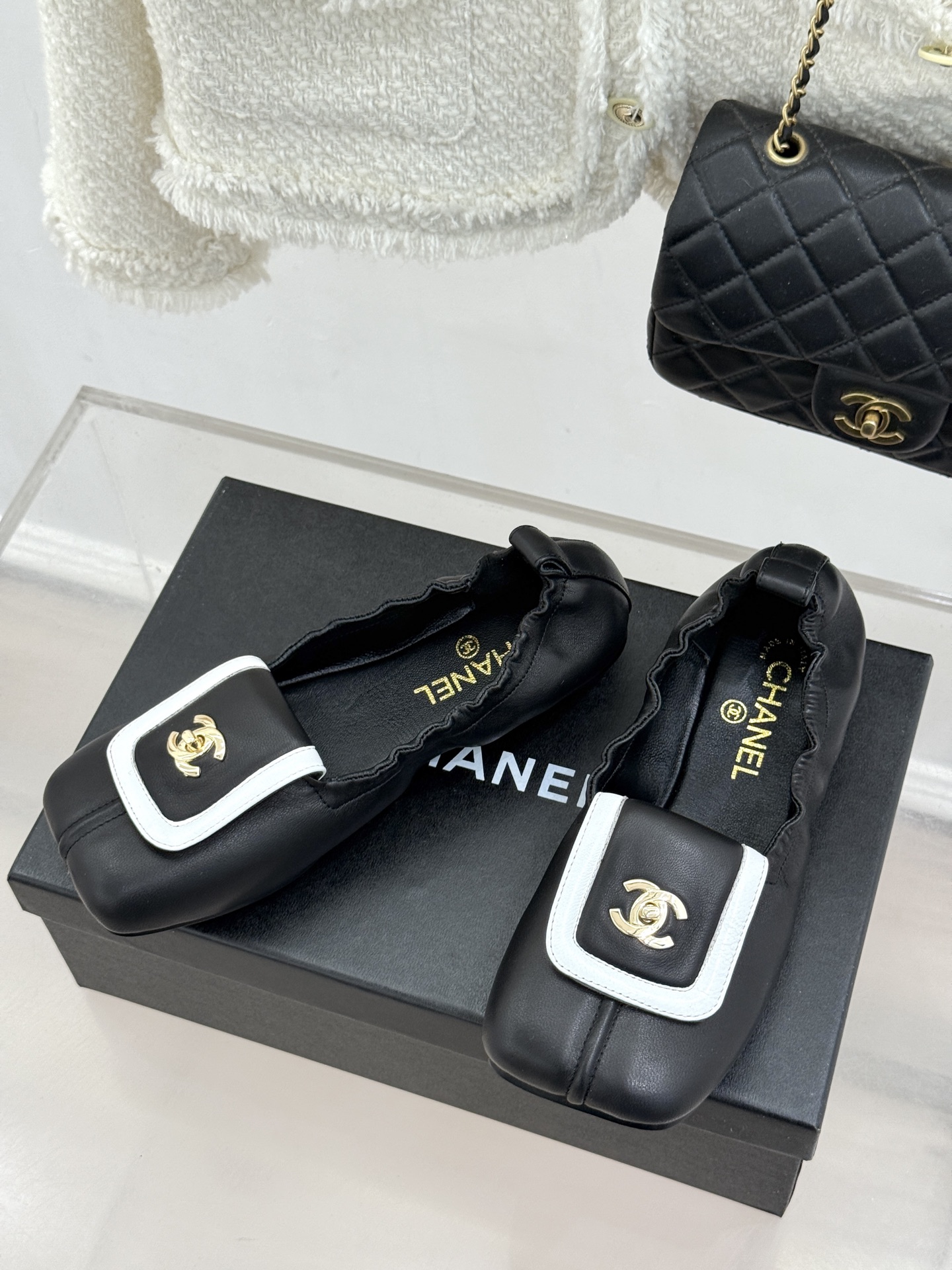 CHANE*｜小香26S双C翻盖方头平底芭蕾舞鞋以复古方头重塑经典芭蕾鞋型。鞋身翻盖镶嵌标志性双C金属扣