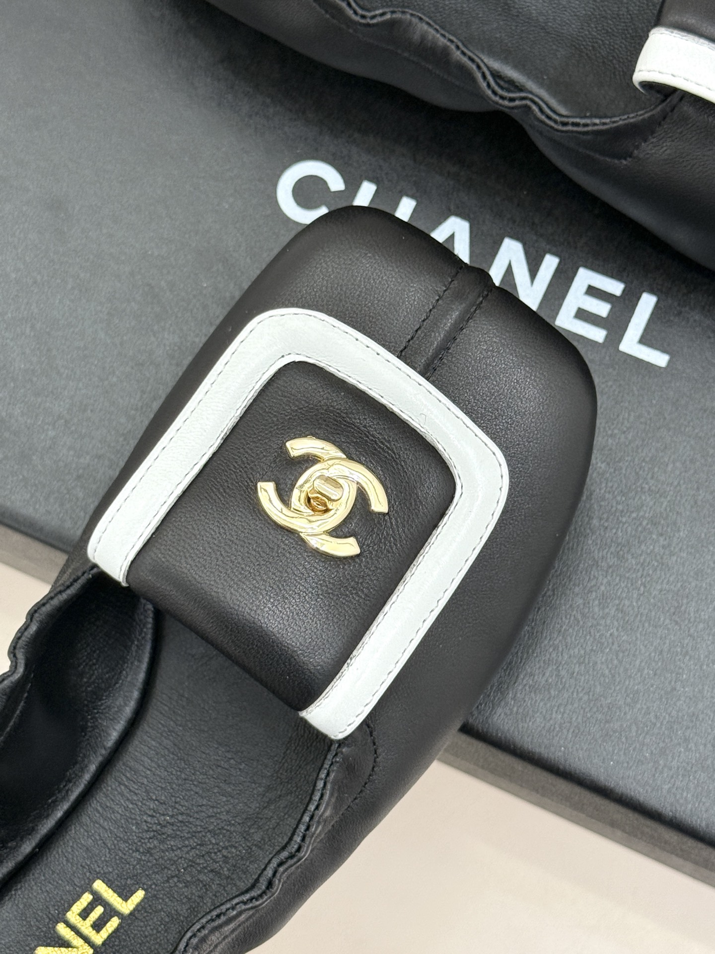 CHANE*｜小香26S双C翻盖方头平底芭蕾舞鞋以复古方头重塑经典芭蕾鞋型。鞋身翻盖镶嵌标志性双C金属扣