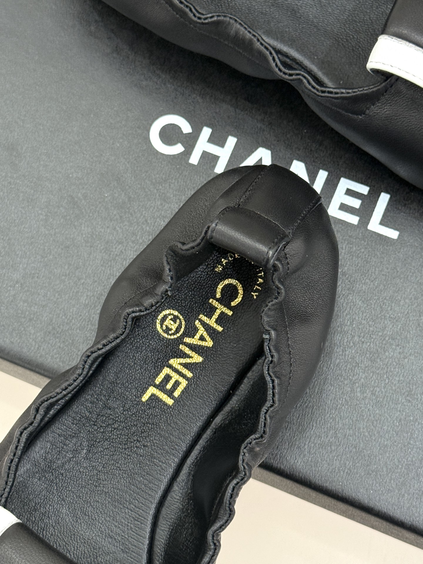 CHANE*｜小香26S双C翻盖方头平底芭蕾舞鞋以复古方头重塑经典芭蕾鞋型。鞋身翻盖镶嵌标志性双C金属扣