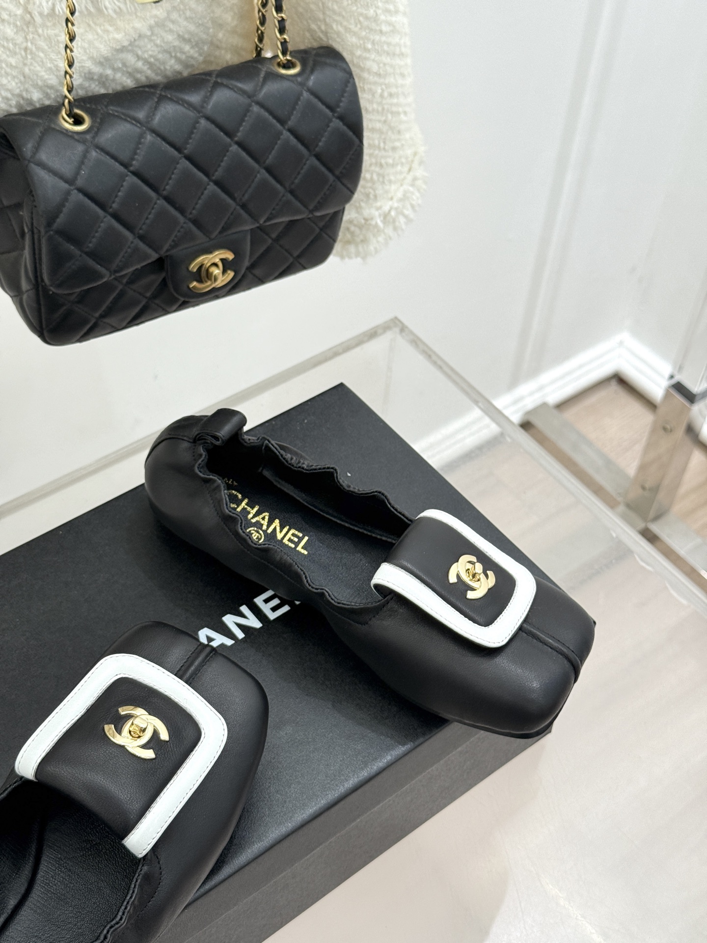 CHANE*｜小香26S双C翻盖方头平底芭蕾舞鞋以复古方头重塑经典芭蕾鞋型。鞋身翻盖镶嵌标志性双C金属扣