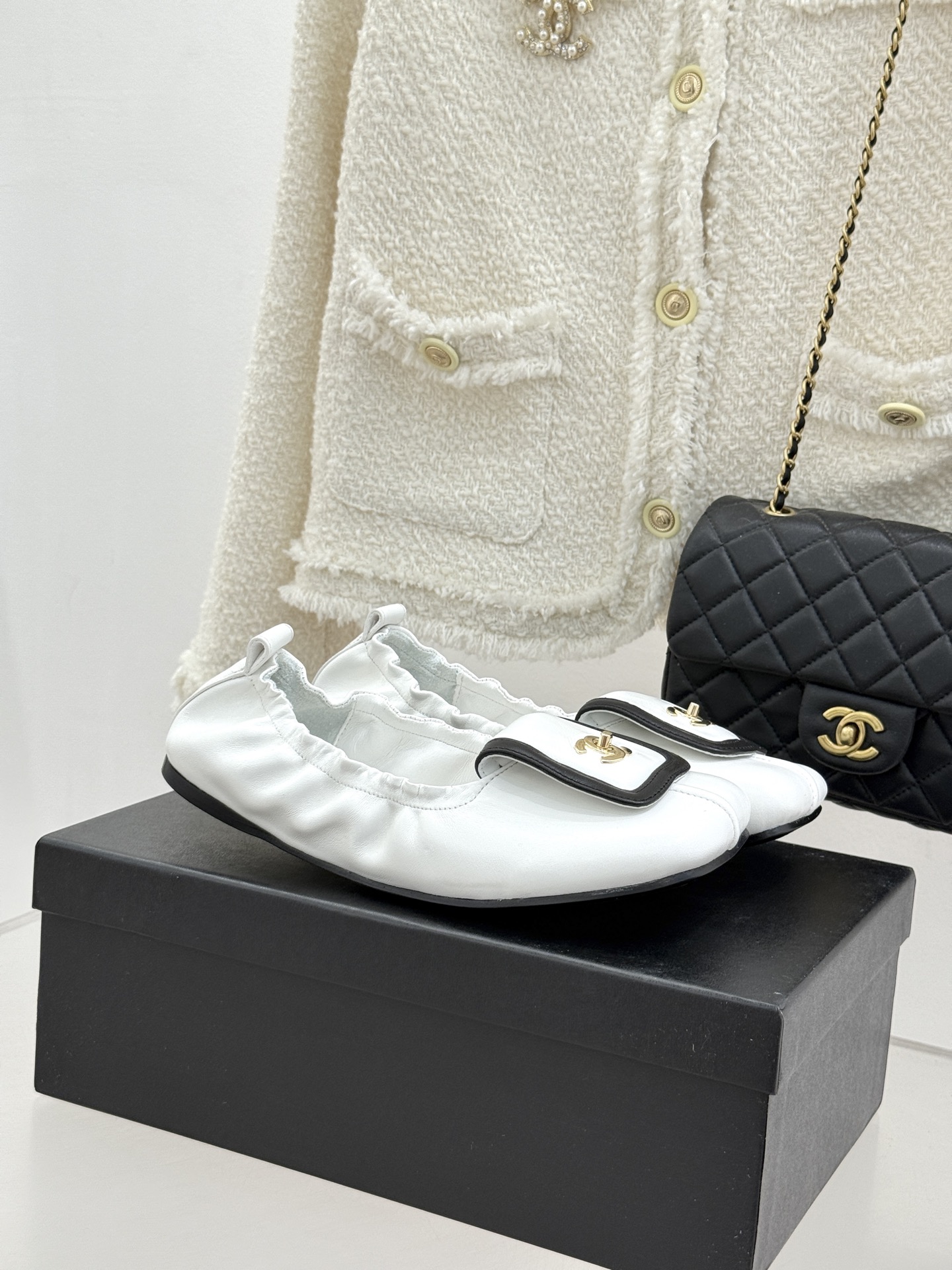 CHANE*｜小香26S双C翻盖方头平底芭蕾舞鞋以复古方头重塑经典芭蕾鞋型。鞋身翻盖镶嵌标志性双C金属扣