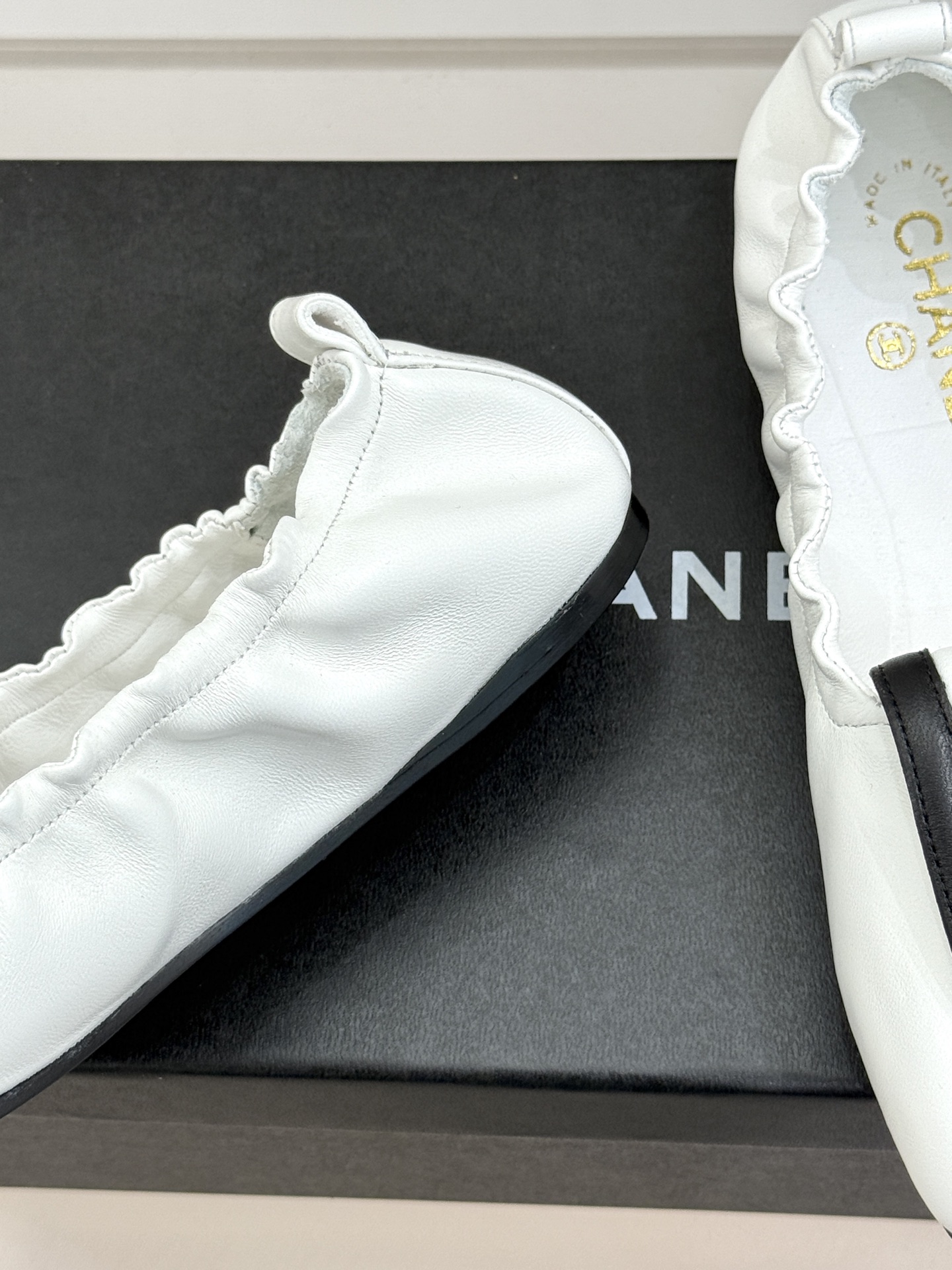 CHANE*｜小香26S双C翻盖方头平底芭蕾舞鞋以复古方头重塑经典芭蕾鞋型。鞋身翻盖镶嵌标志性双C金属扣