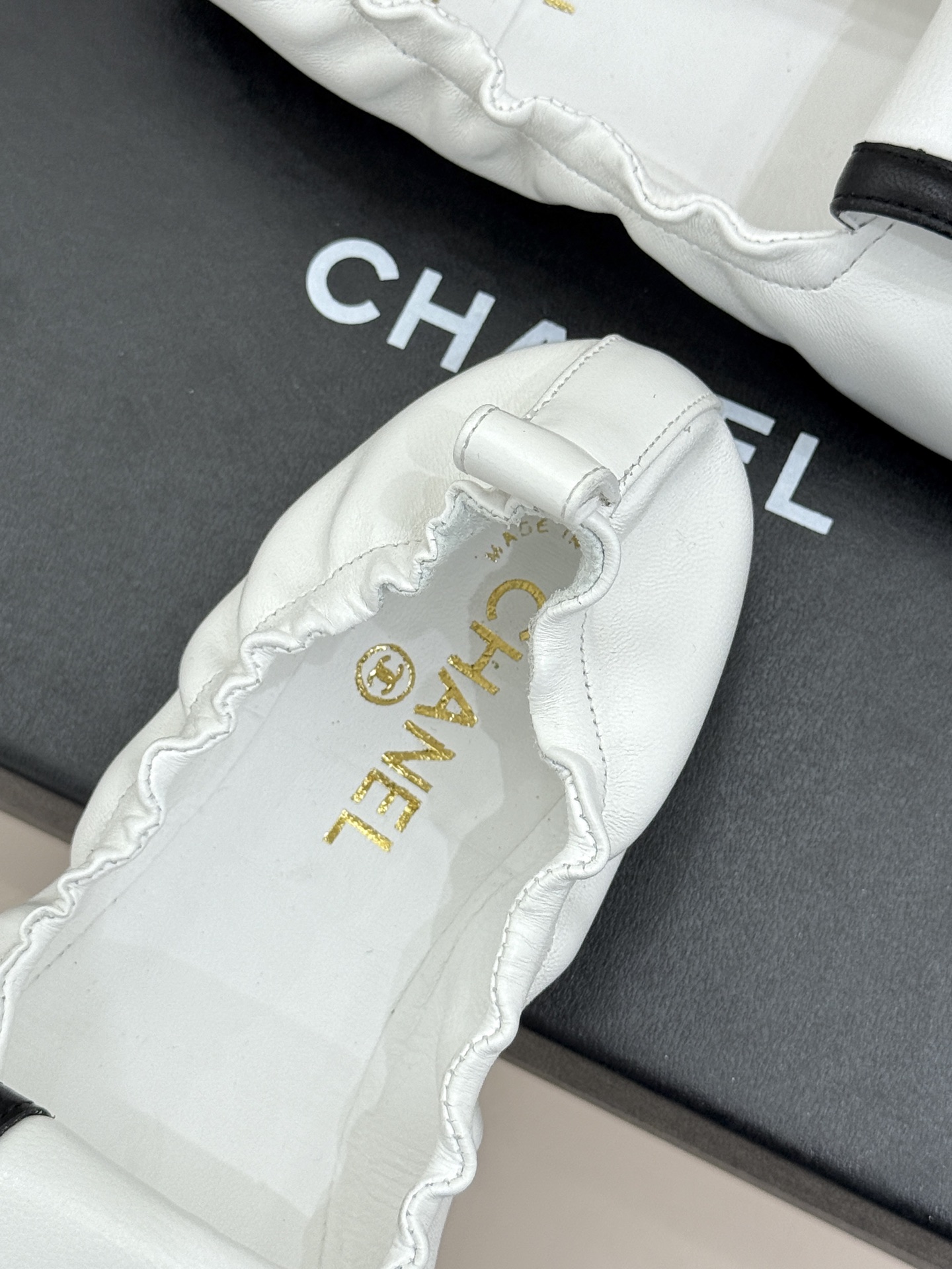 CHANE*｜小香26S双C翻盖方头平底芭蕾舞鞋以复古方头重塑经典芭蕾鞋型。鞋身翻盖镶嵌标志性双C金属扣