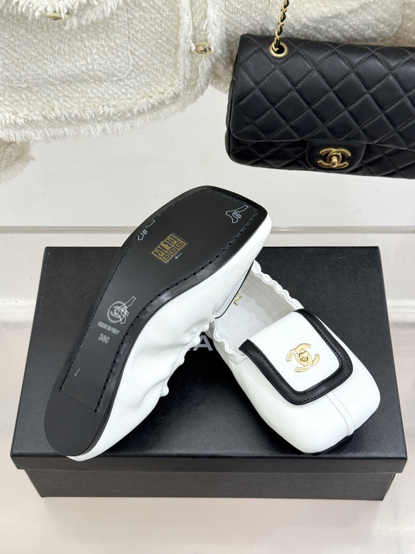 CHANE*｜小香26S双C翻盖方头平底芭蕾舞鞋以复古方头重塑经典芭蕾鞋型。鞋身翻盖镶嵌标志性双C金属扣