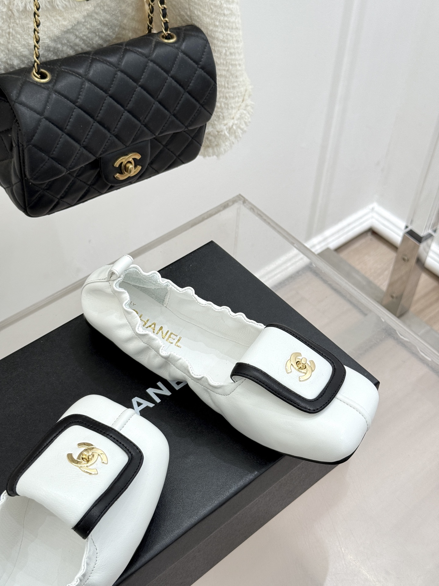 CHANE*｜小香26S双C翻盖方头平底芭蕾舞鞋以复古方头重塑经典芭蕾鞋型。鞋身翻盖镶嵌标志性双C金属扣