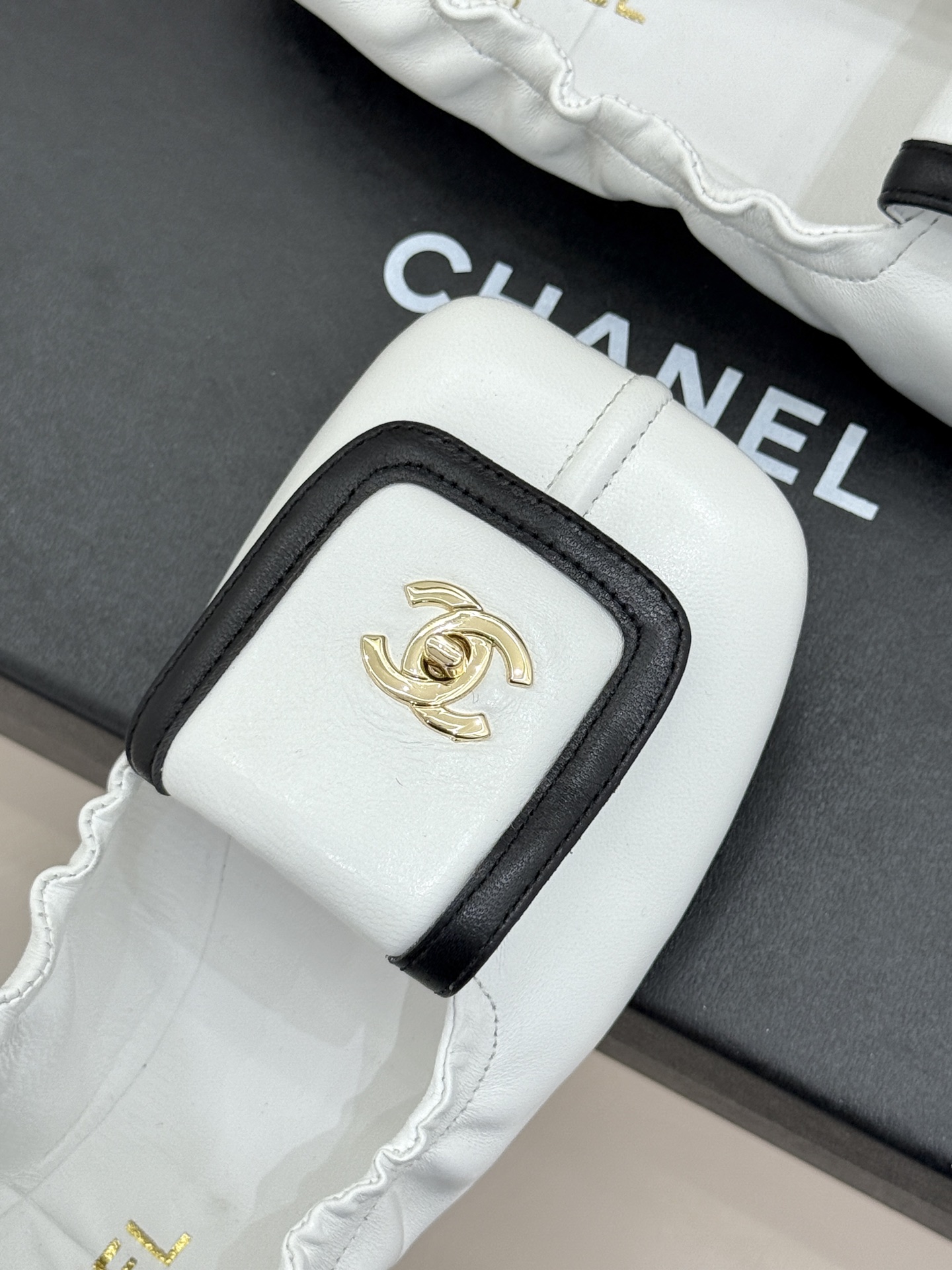 CHANE*｜小香26S双C翻盖方头平底芭蕾舞鞋以复古方头重塑经典芭蕾鞋型。鞋身翻盖镶嵌标志性双C金属扣